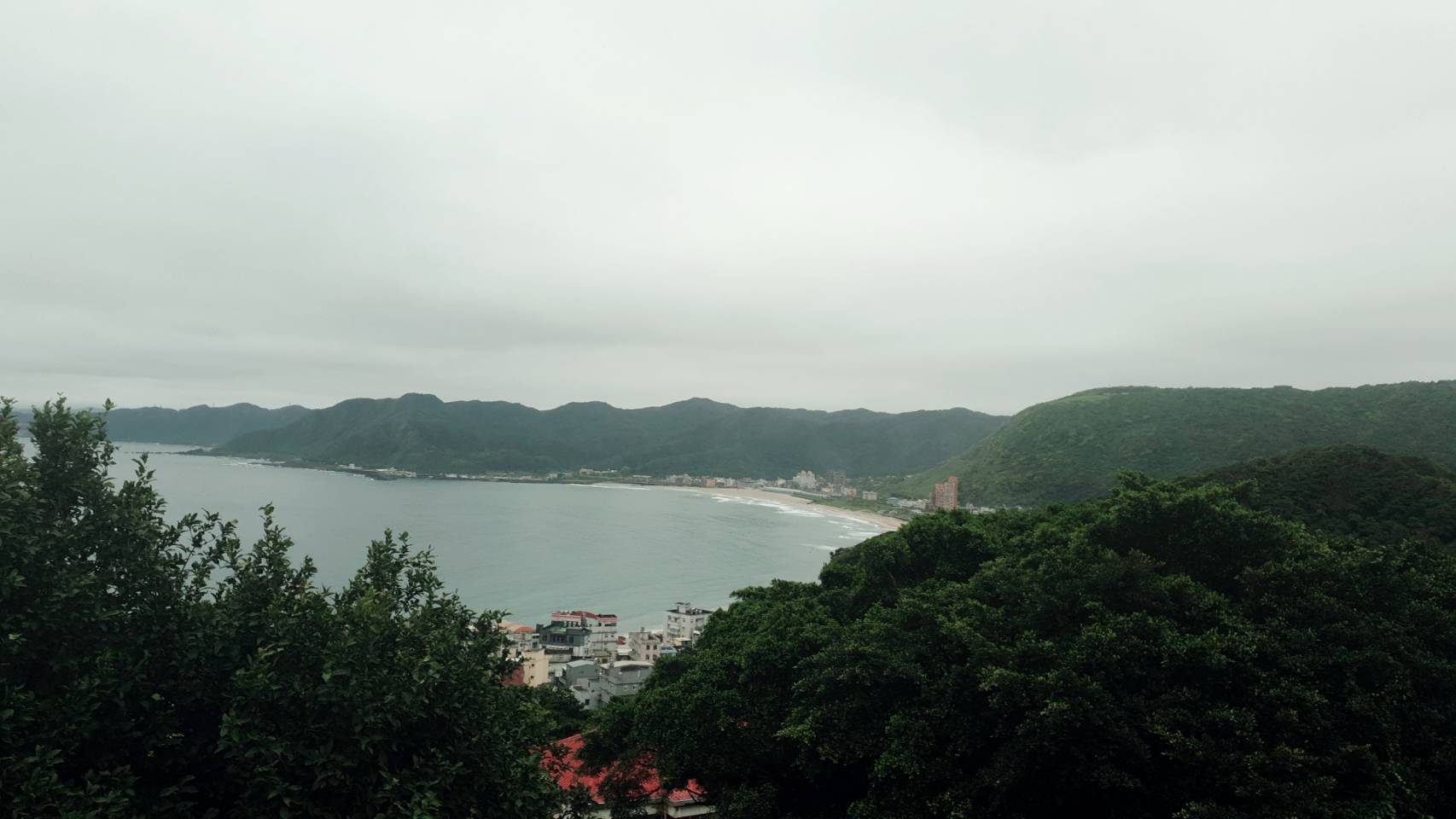 翁小姐在集中檢疫期間  每日看書  靜坐  往山下即可望見大海  此照片為她本人所拍攝