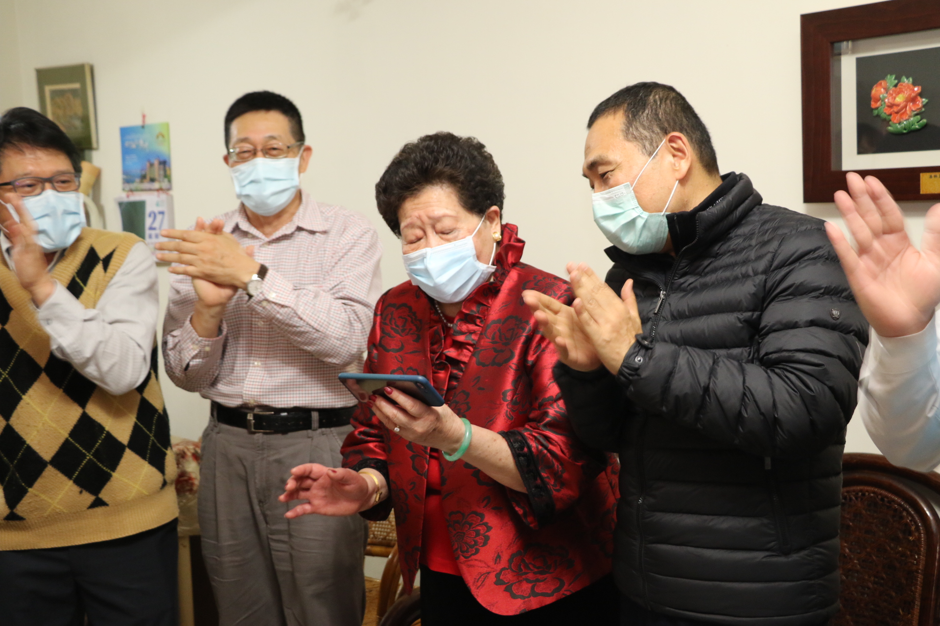 潘林玉竹高唱採茶細妹  侯友宜一旁拍手唱和   左2為她的大兒子潘才學和小兒子潘才敏（左1）
