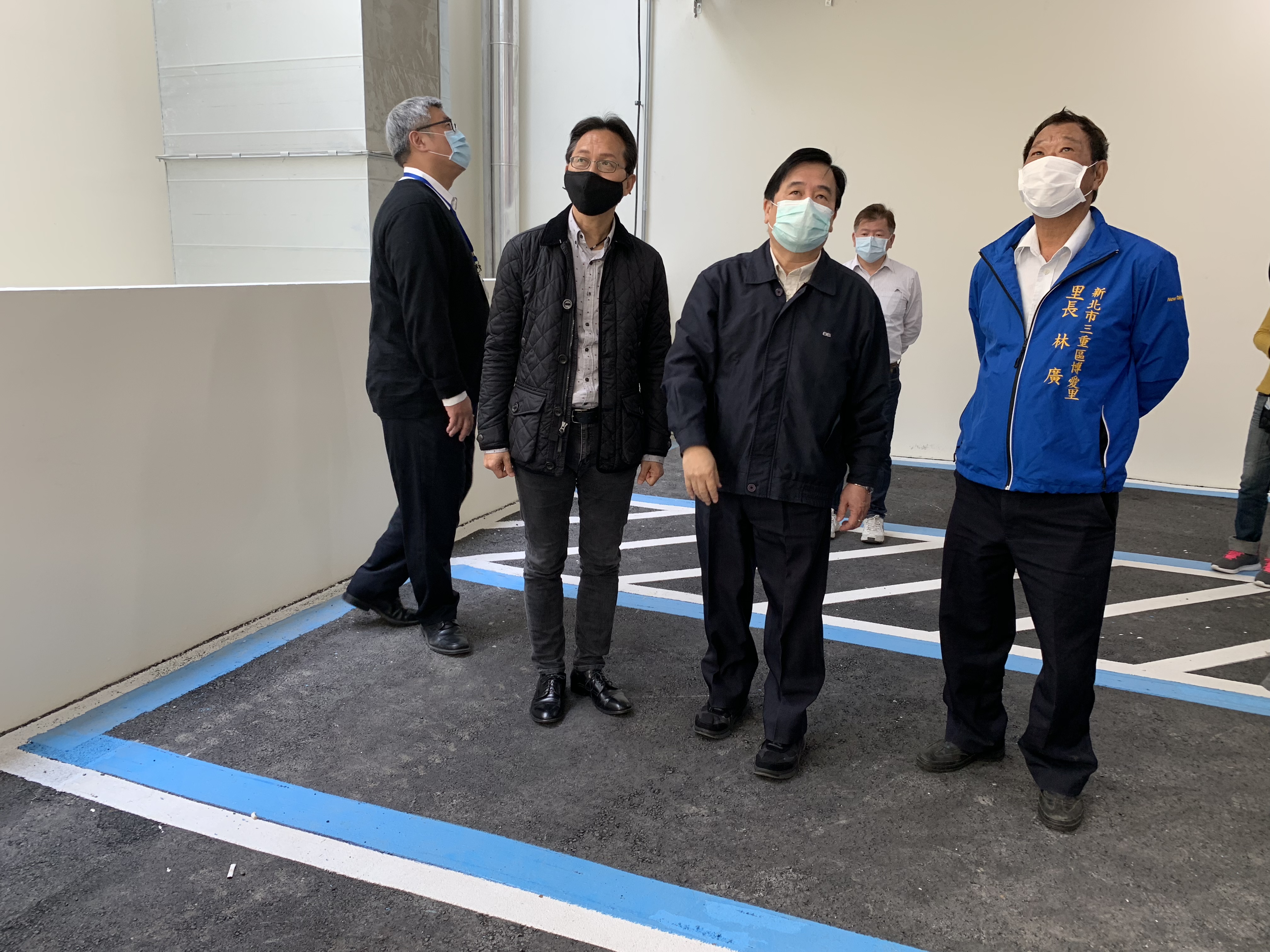 交通局長鍾鳴時(右二）視察「公37活動中心暨地下停車場」工程