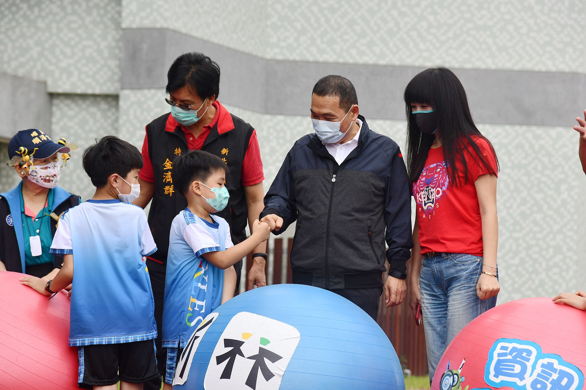 新林國小新校舍啟用，學童以中英雙語向市長導覽校園；侯友宜說「孩子們用英語講話，就像外國人一樣，非常標準，很羨慕」。