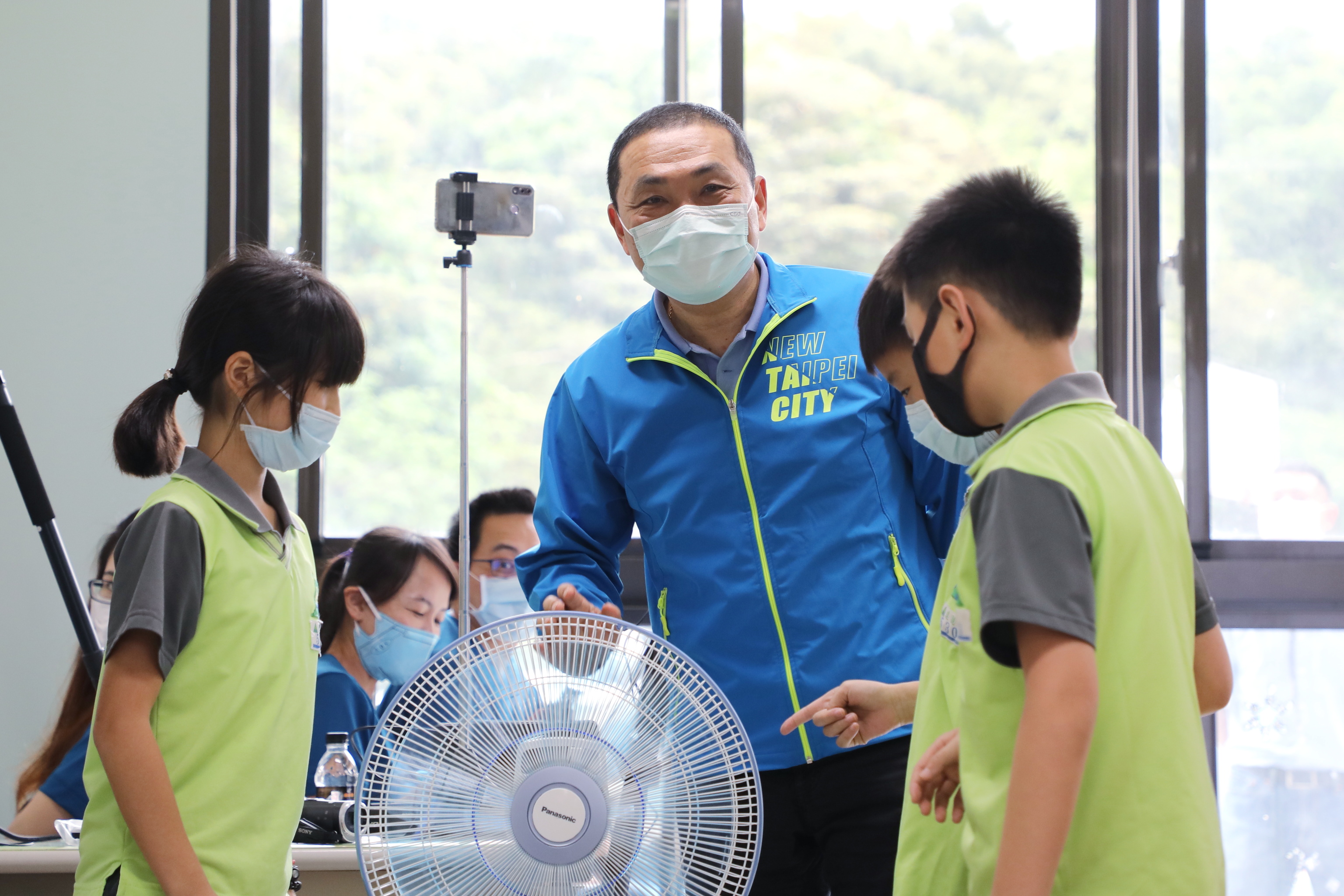 侯友宜市長與學生學習體驗「開窗、開扇、調對位」降溫魔法。