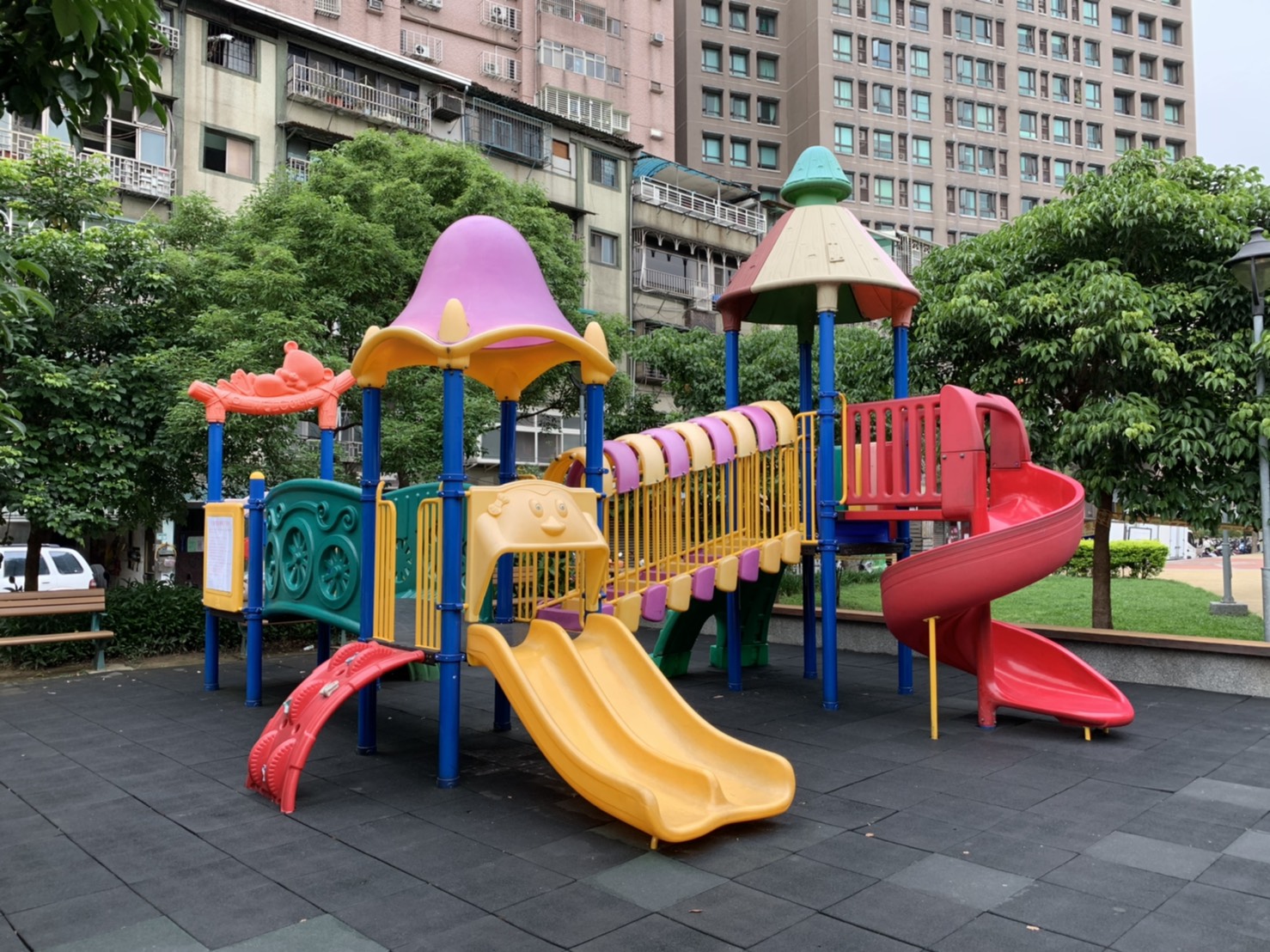 原本帆船造型的遮陽構造，下雨導致積水與人為破洞，砂坑易濕且髒，更換為淺藍色壓克力板；其遮陽鋼柱亦重新油漆，兼顧安全與美觀功能
