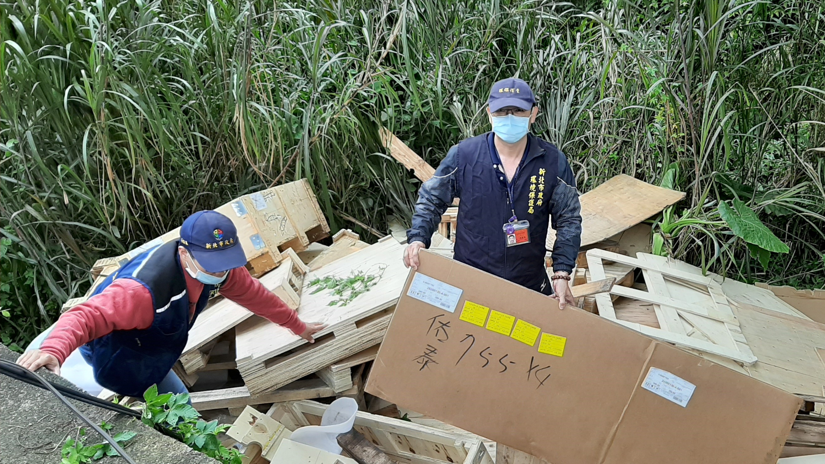稽查員翻越隔離護欄，跳下查找非法棄置裝潢廢棄物的線索