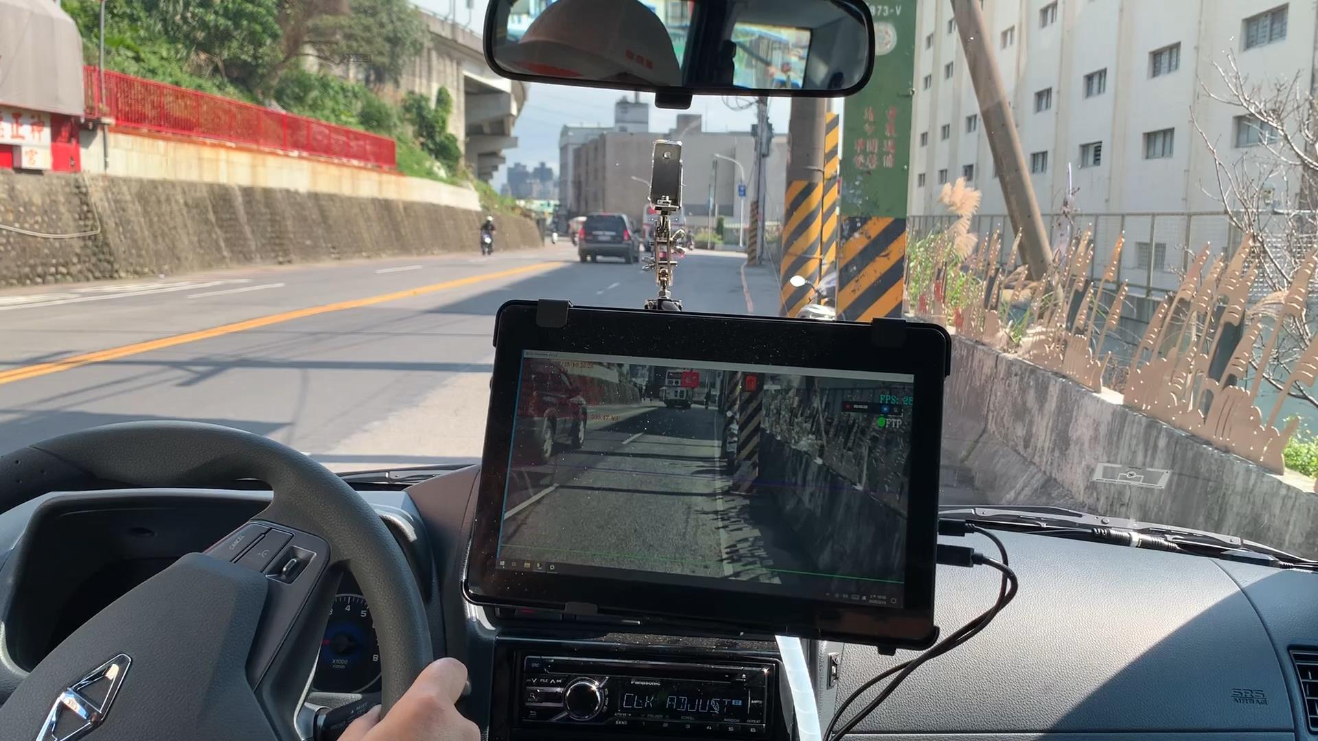 A1道路巡查車內配有先進電腦數位工具輔助