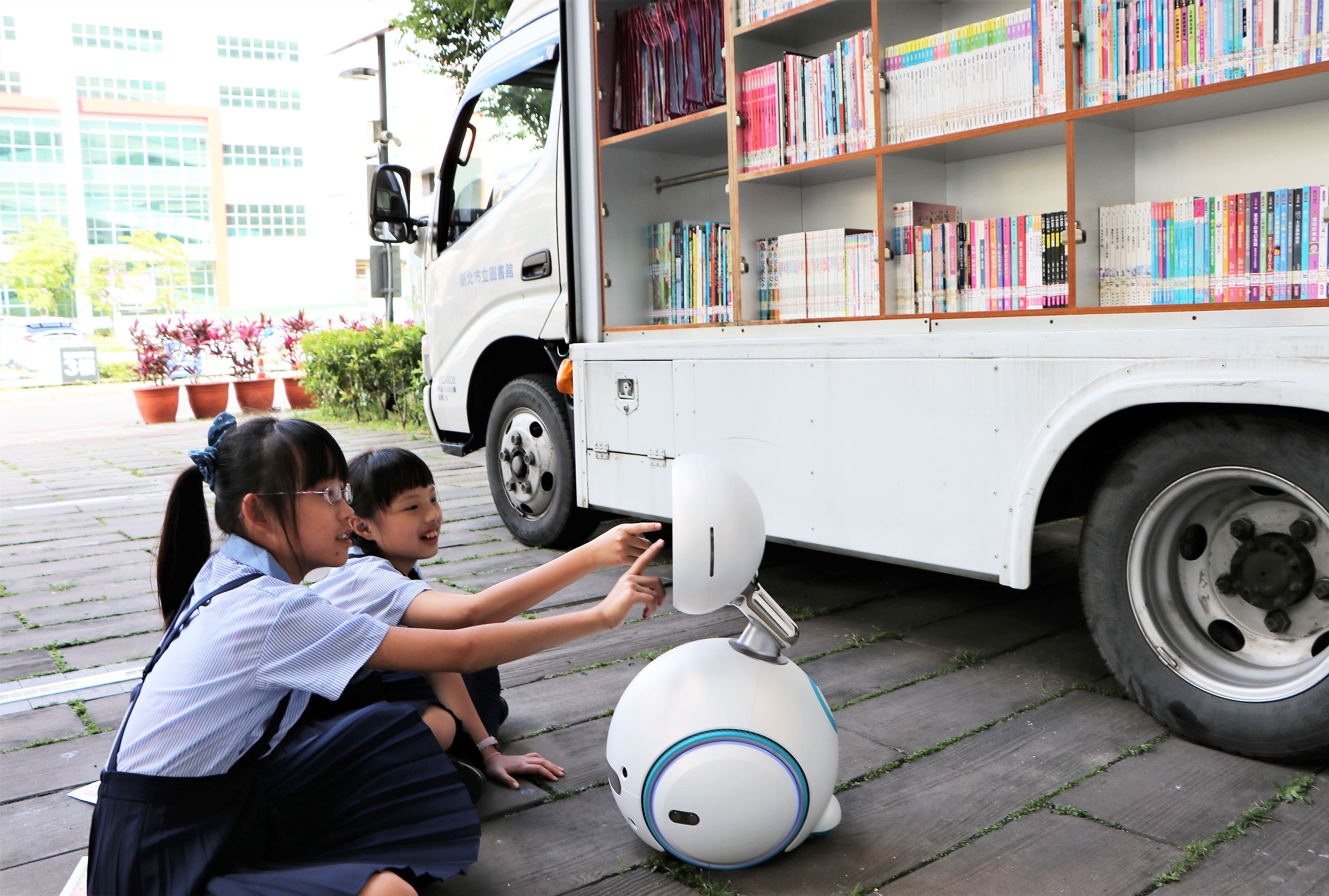新北閱讀節派出行動圖書車及機器人生力軍「小布」，隨車說故事給小朋友聽，還有「行動電子書房」，讓偏鄉學童學習使用平板電腦看電子書，體驗便利的線上閱讀
