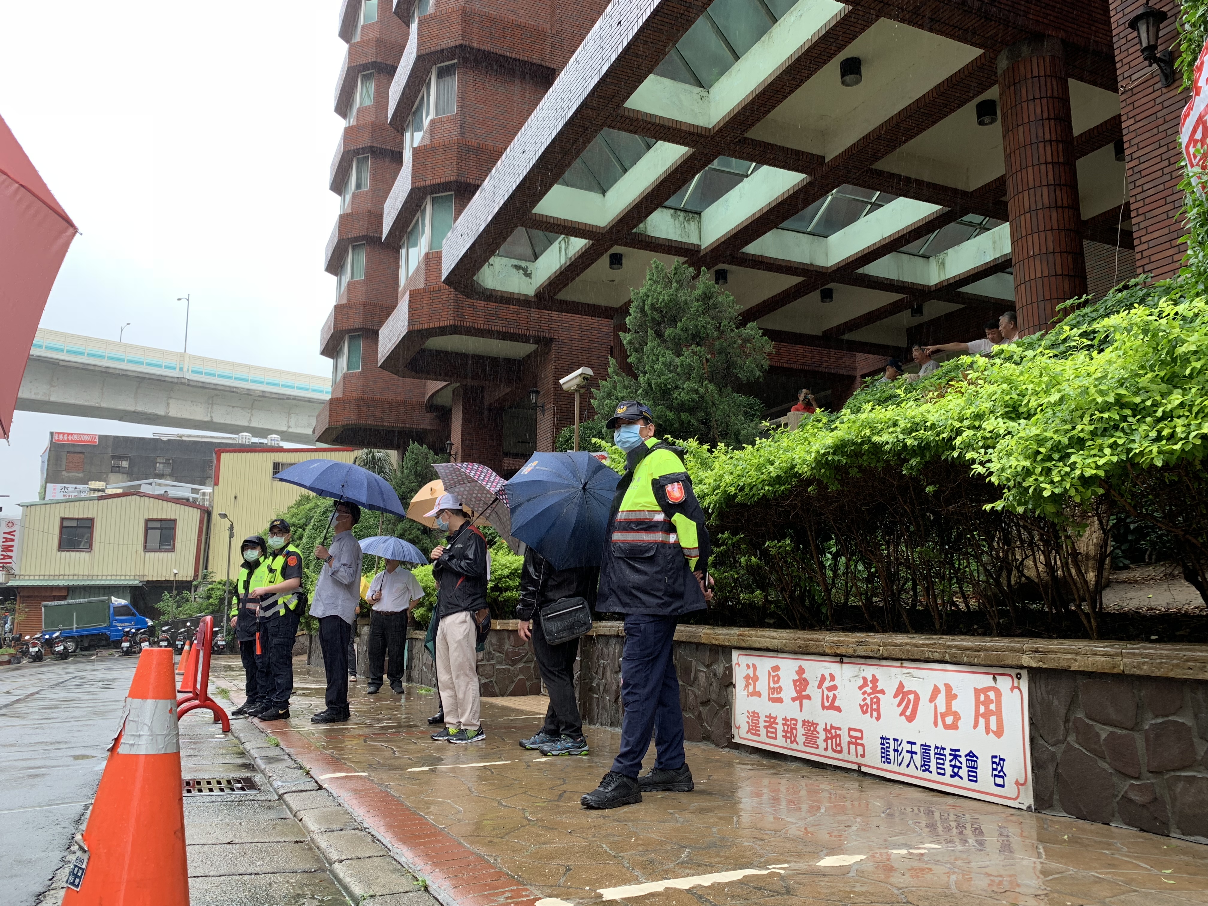 五股區成泰路四段的龍形天廈社區強占公有地私畫車位