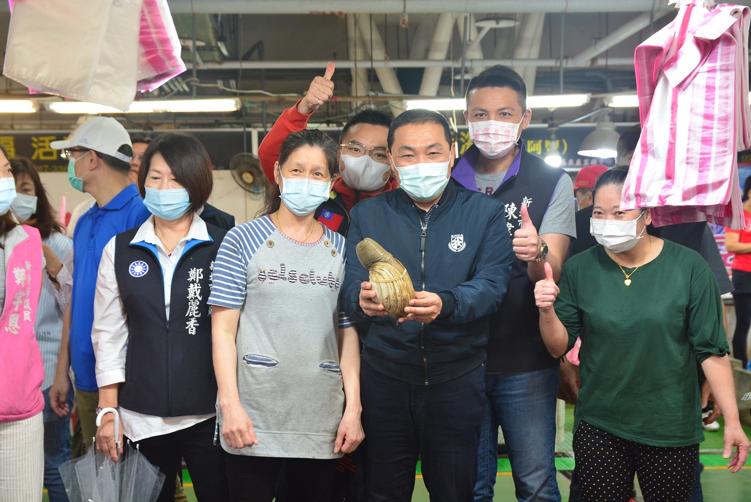 富基漁港多功能突堤碼頭完工 市長巡視生鮮攤商