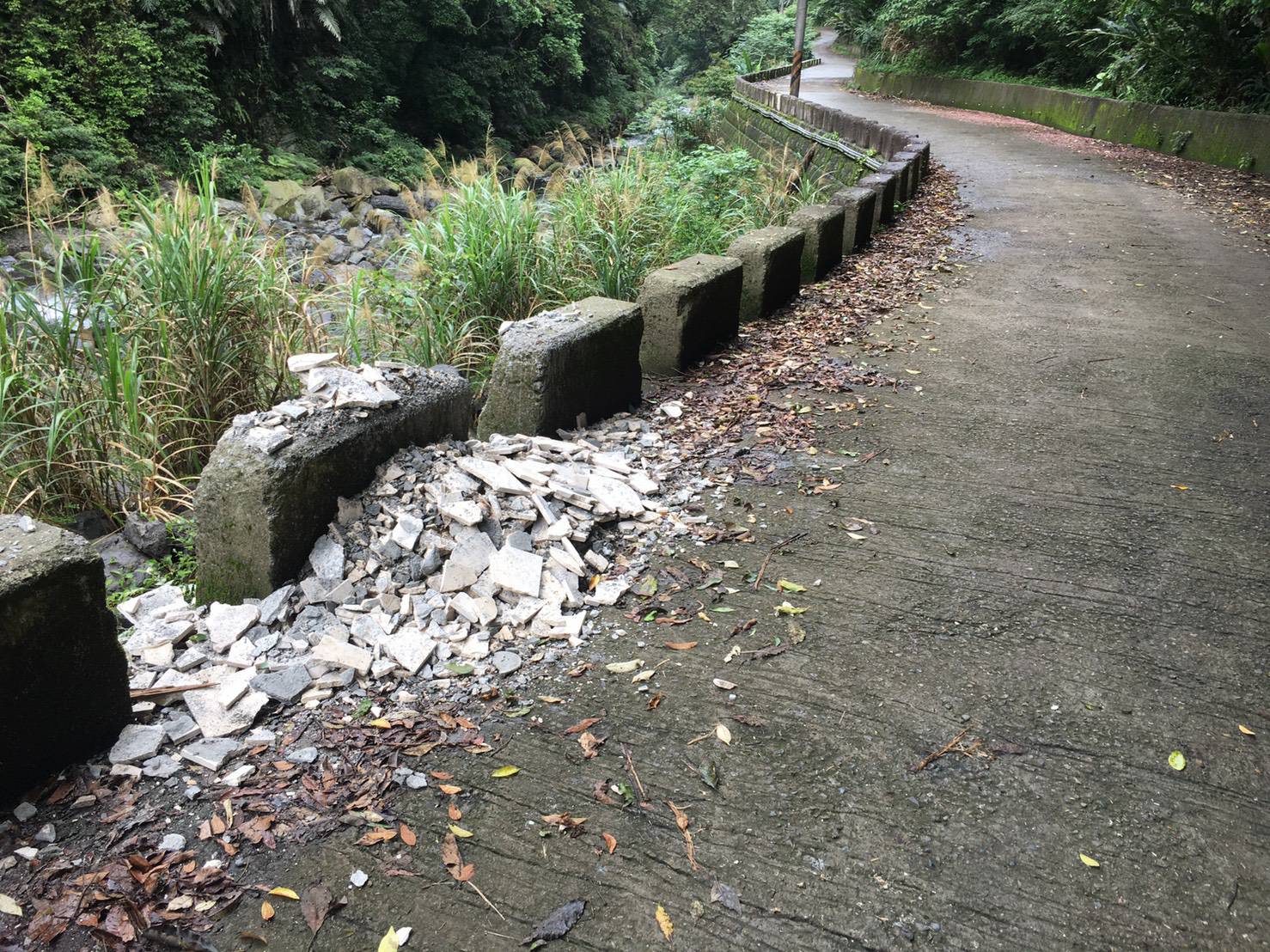 環保局於22日至三峽分局通報的三峽熊空車站往中坑產業道路方向稽查，發現有路段遭人傾倒裝潢廢棄物