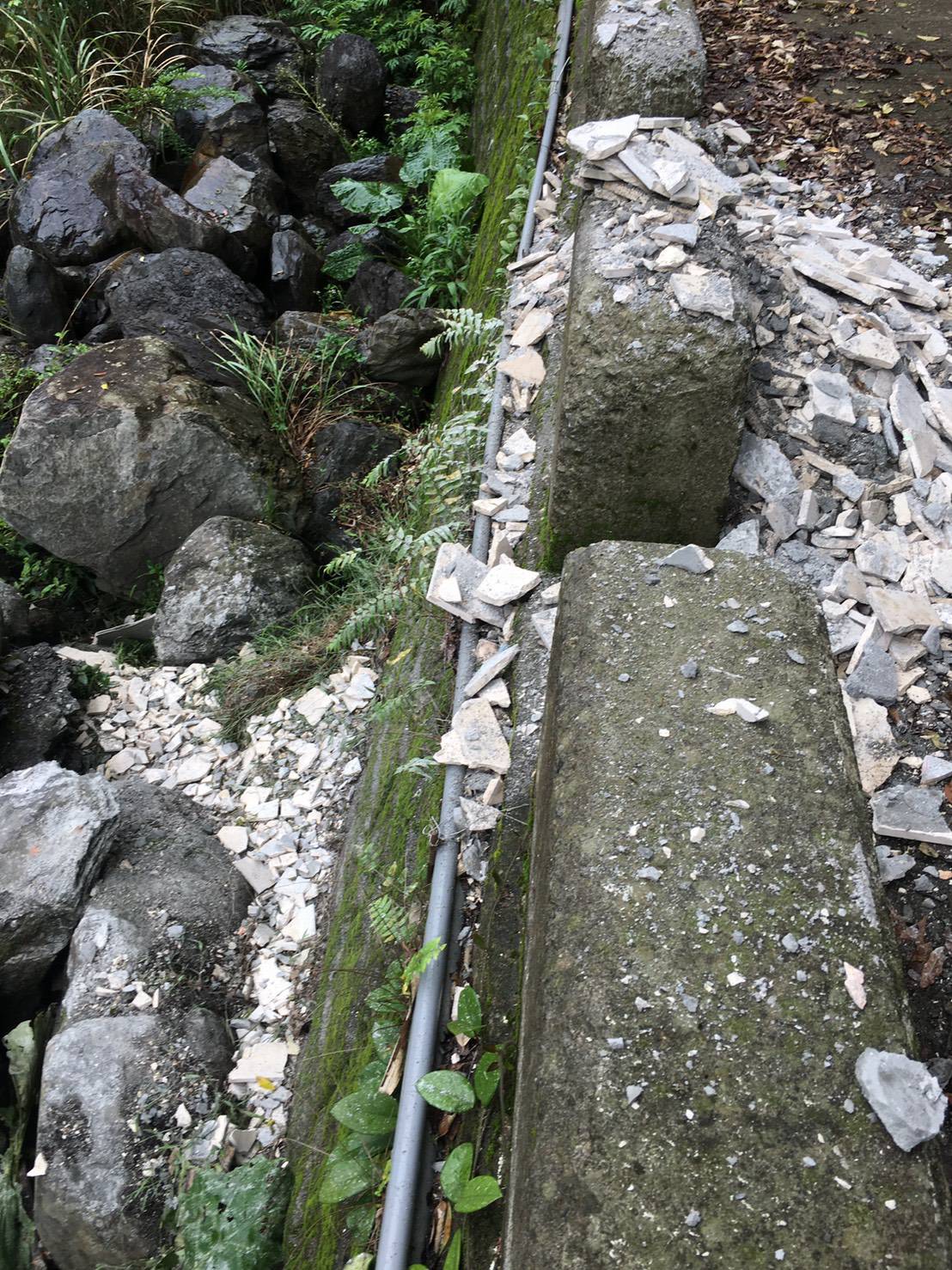 裝潢破碎工程業者傾倒廢棄物於三峽區熊空產業道路上