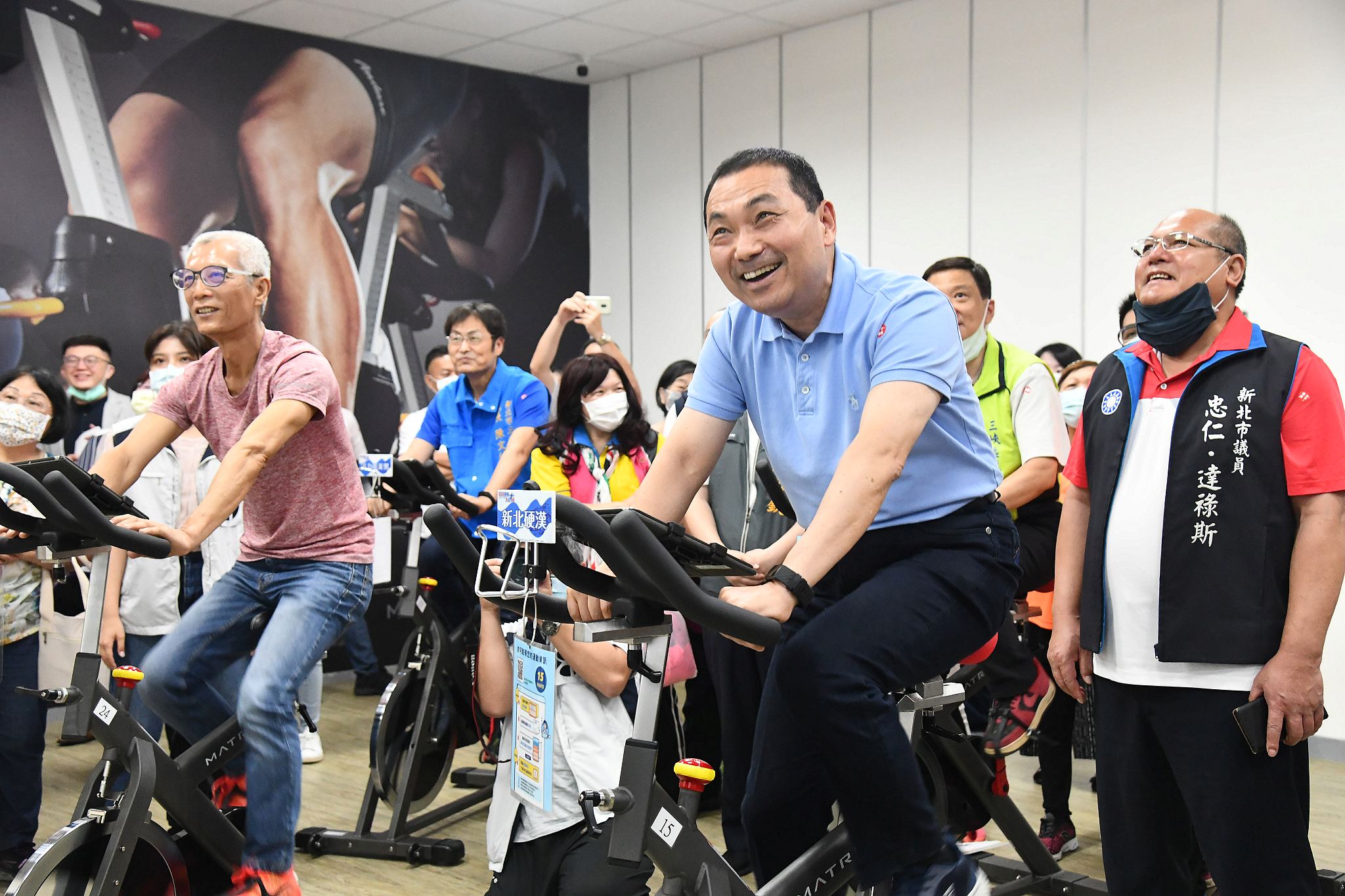 侯市長實地體驗踩飛輪及拳擊有氧