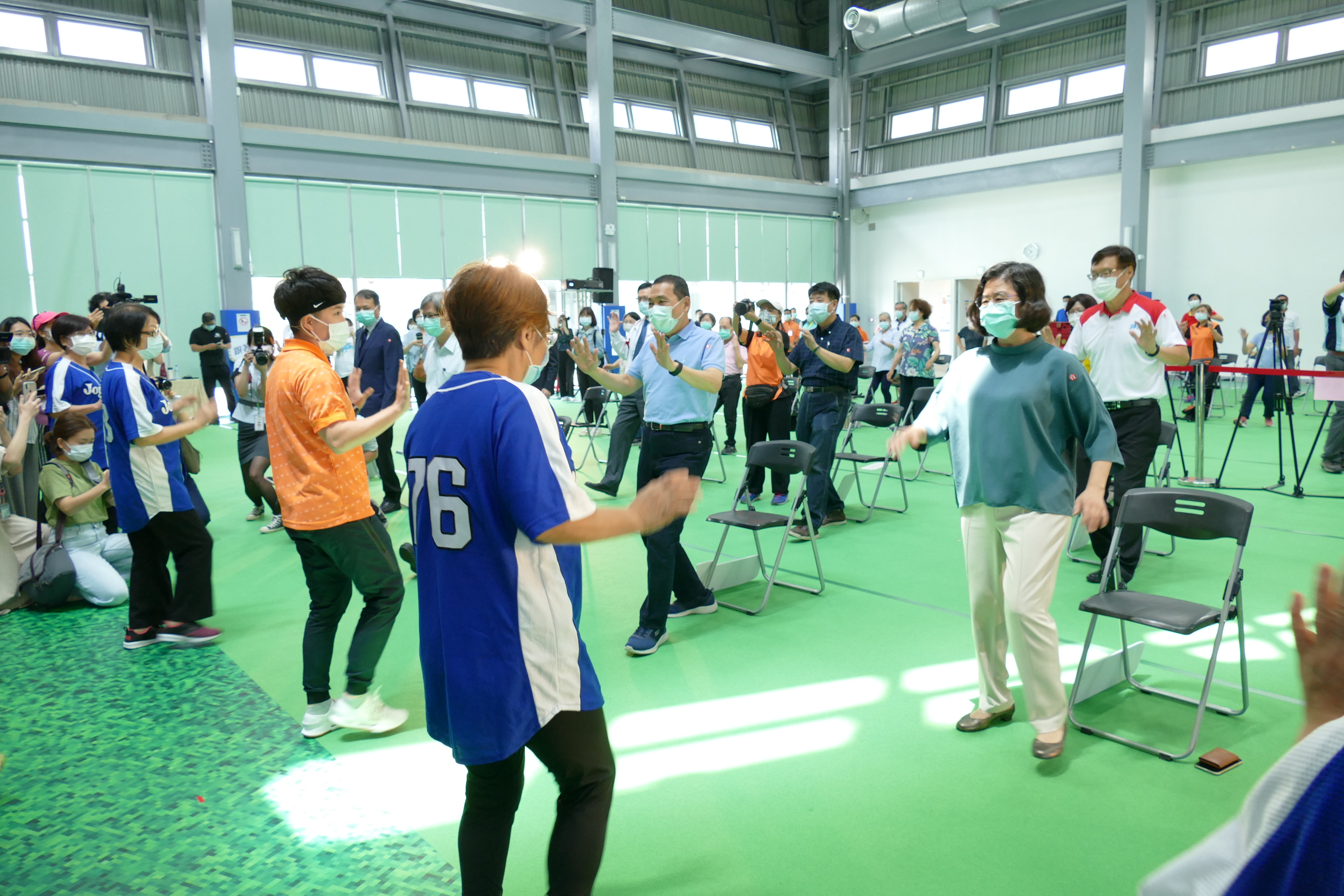 市長侯友宜在現場教練帶領下進行舒展運動