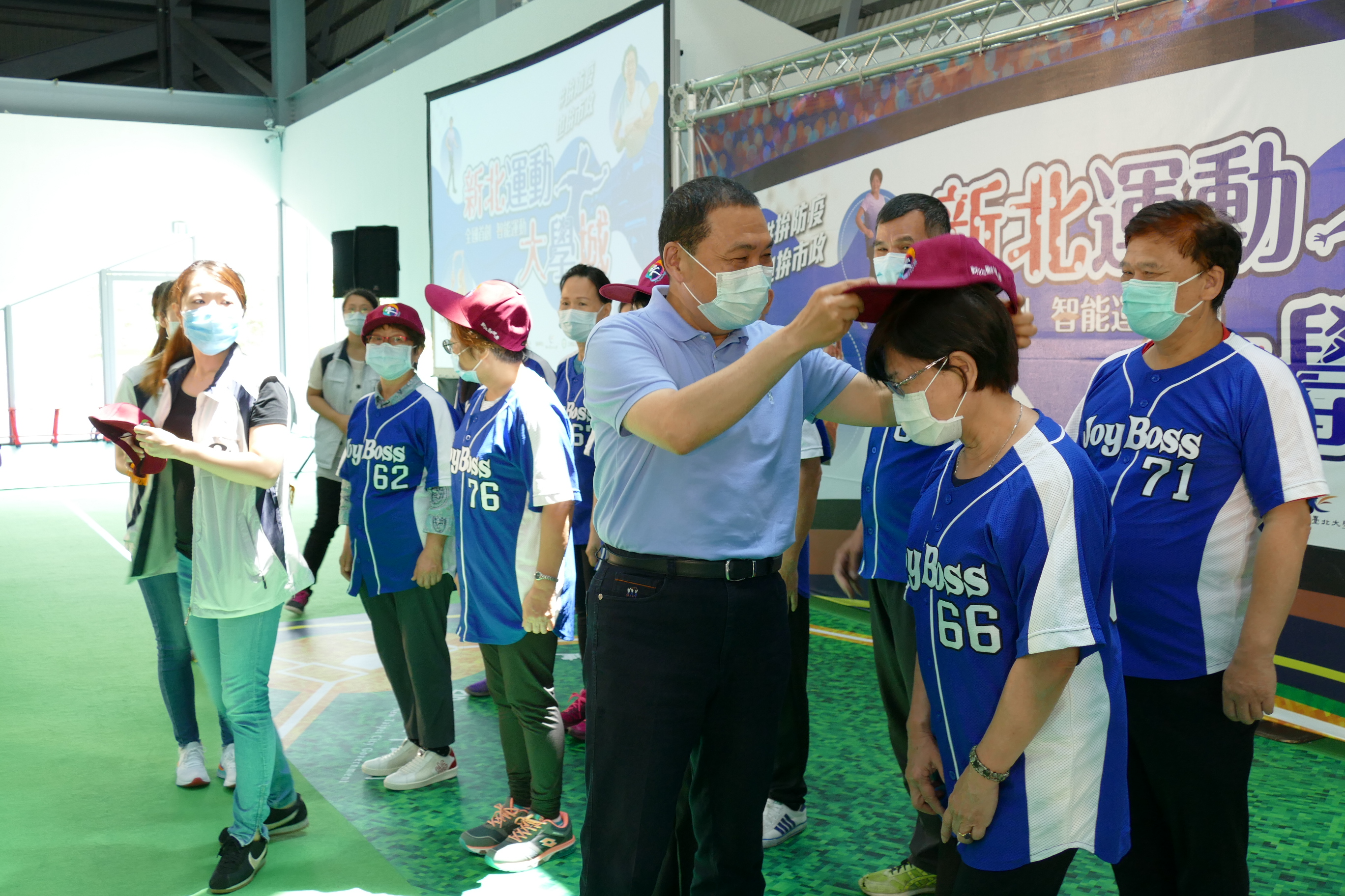 市長侯友宜授棒球帽予樂樂棒球隊員