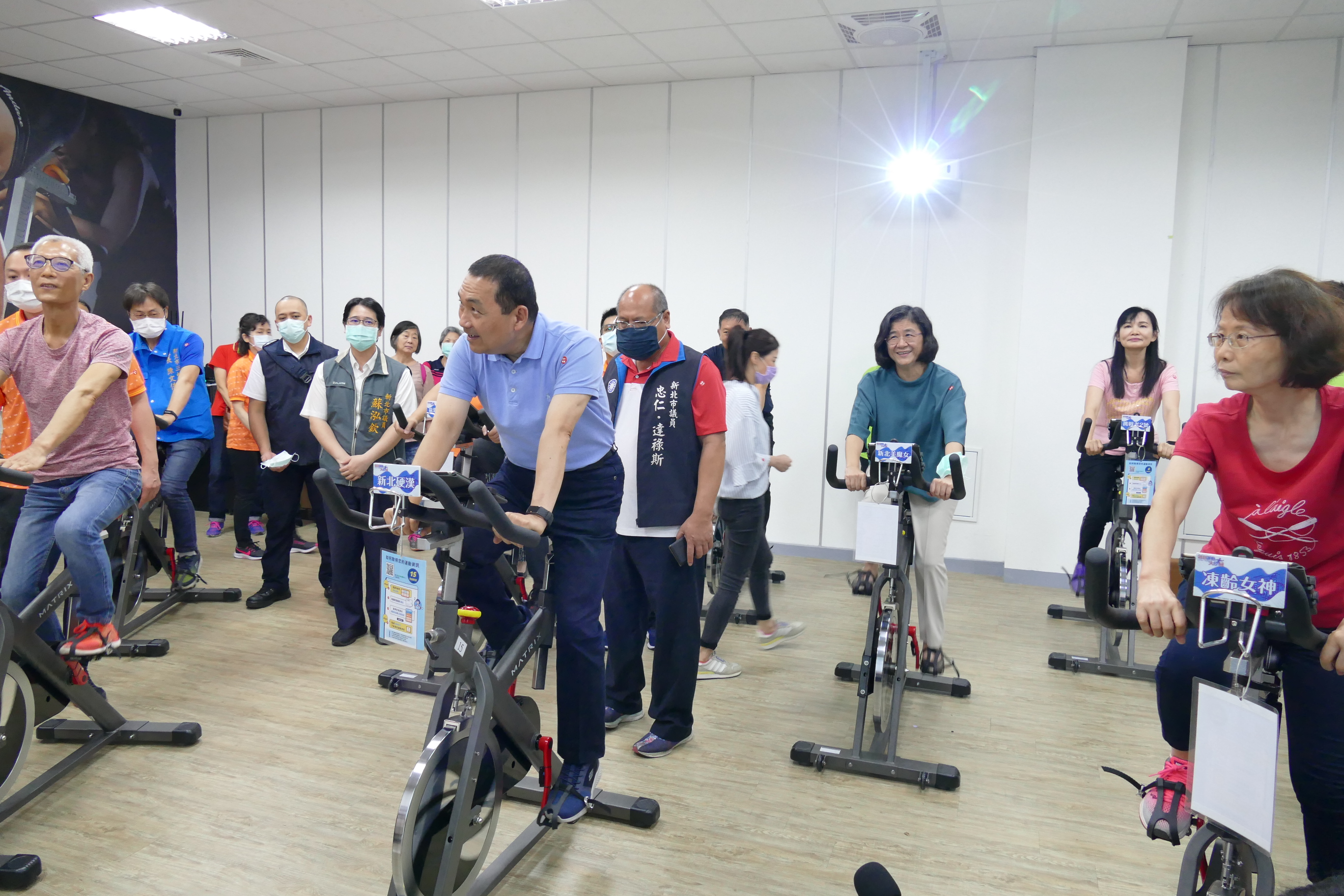 市長侯友宜參觀飛輪教室並體驗智慧型運動器材