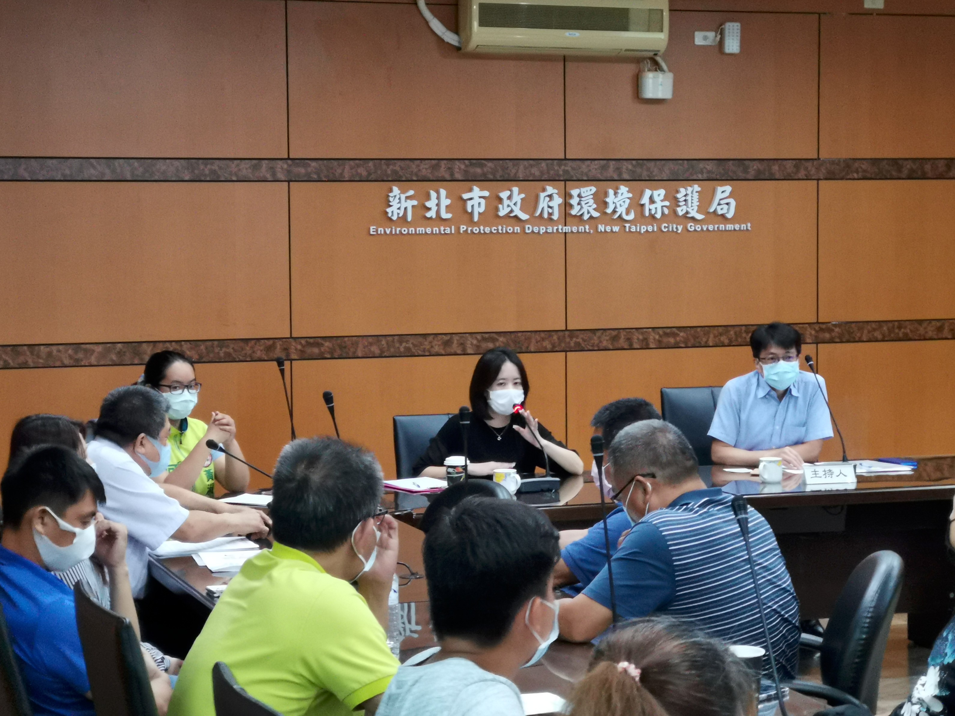 新北市環保局今(25)日下午邀集「營建廢棄物回收再利用協會」召開協調會，由程大維局長(右)主持，戴瑋姍議員(中)及何博文議員服務處黃淑君主任(左)亦與會討論