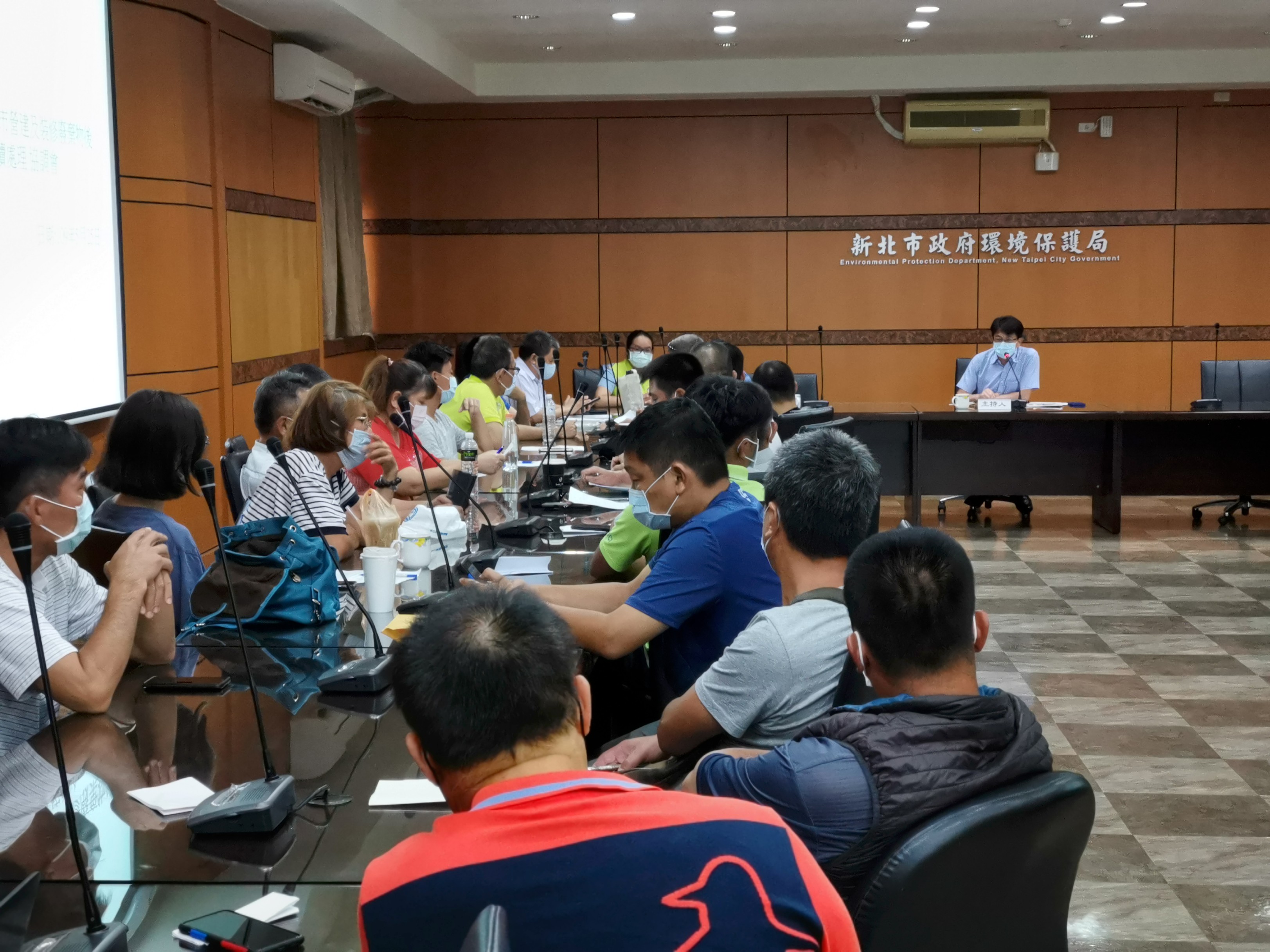 新北市環保局今（25日）下午邀集「營建廢棄物回收再利用協會」召開協調會，會議由環保局長程大維主持