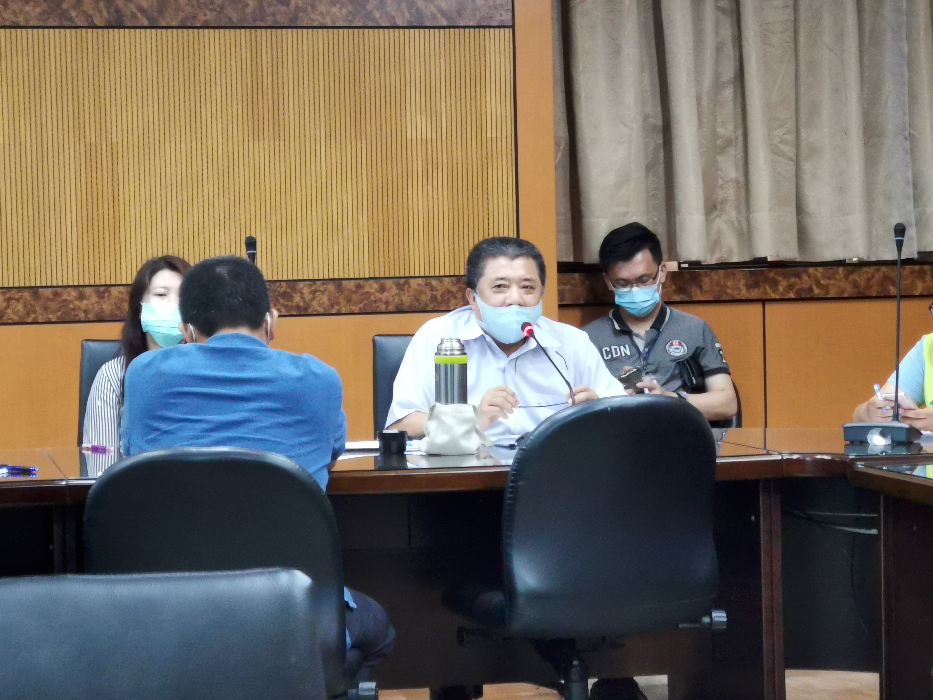 新北市營建廢棄物回收再利用協會理事長張簡家成代表業者向環保局提出訴求