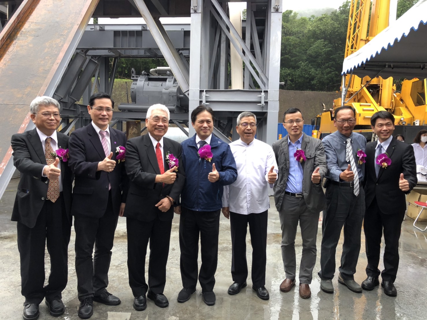 新北市積極推動轄內地熱潛能區開發，協助地熱廠商順利進行地熱探勘及產能測試。(左1：國產署長曾國基、左3：將捷集團總裁林長勳、左4：新北副市長吳明機)