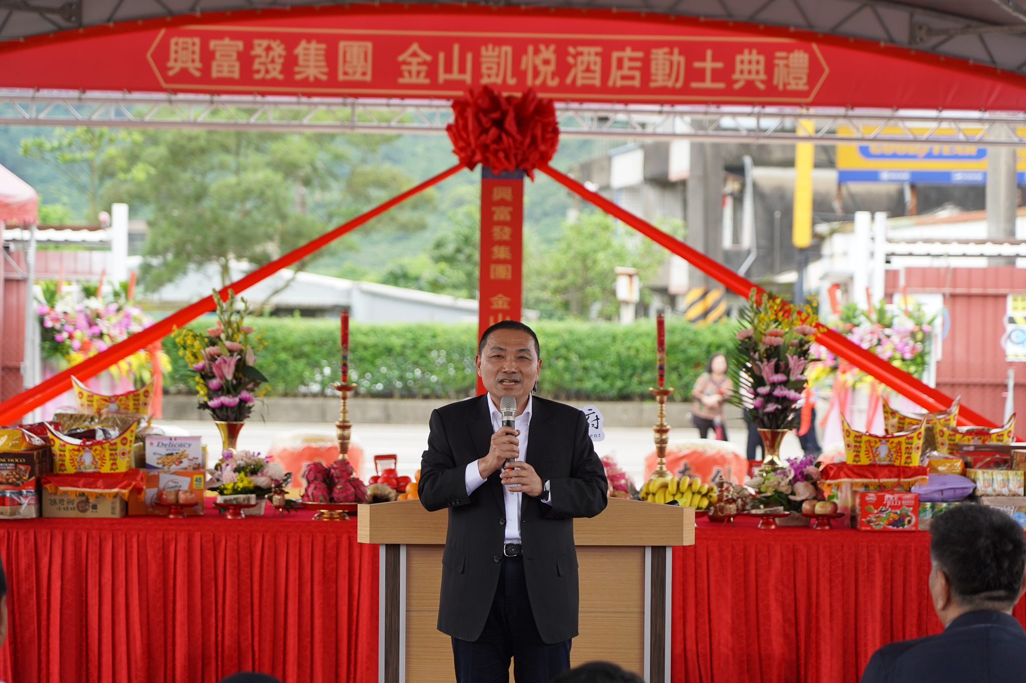 新北市長侯友宜致詞，感謝興富發不畏疫情，逆勢投資新北