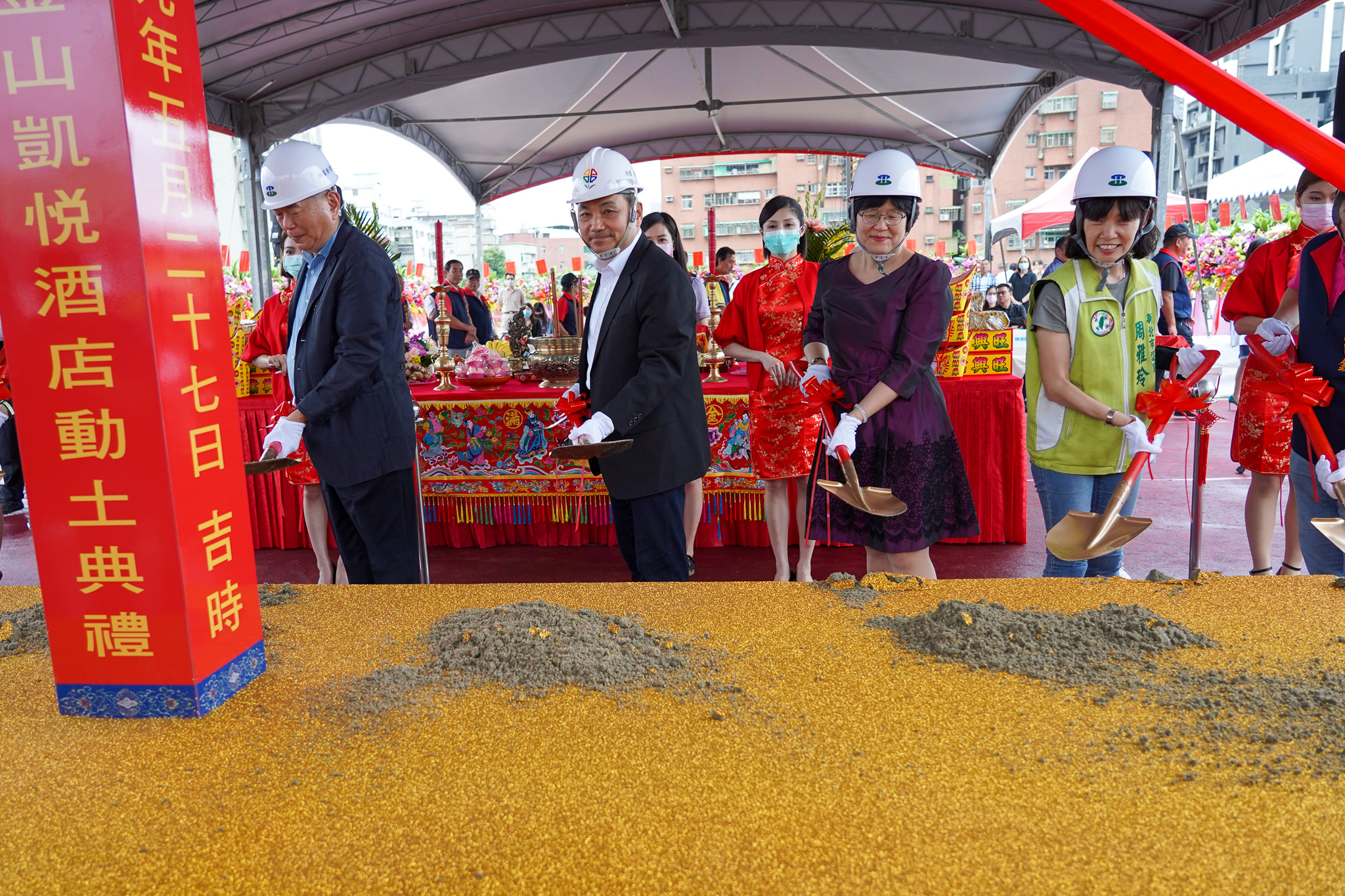 興富發「金山凱悅酒店」動土典禮 (左起：興富發總裁鄭欽天、新北市長侯友宜)