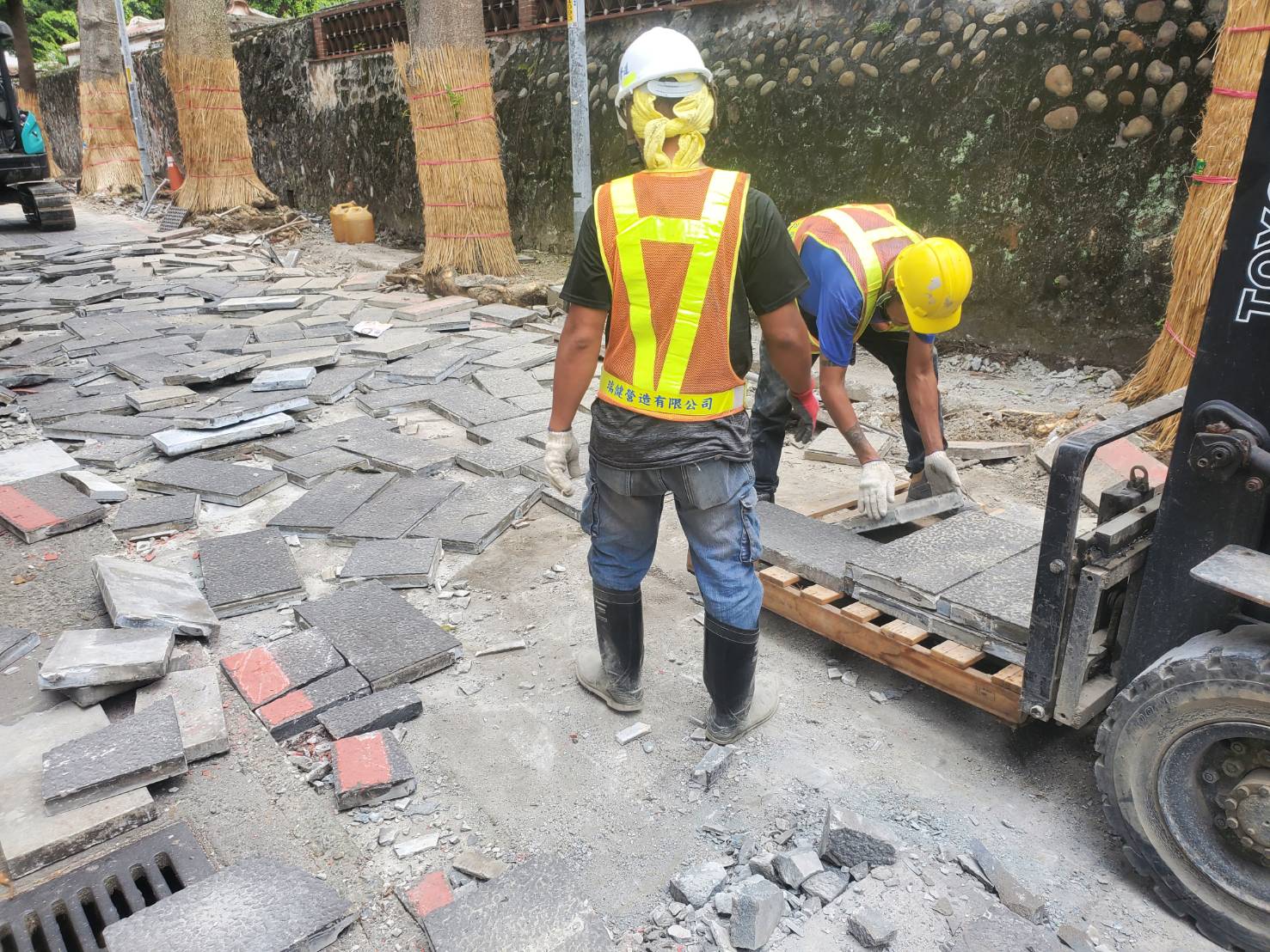 林家花園旁文昌街石板路拆除中。