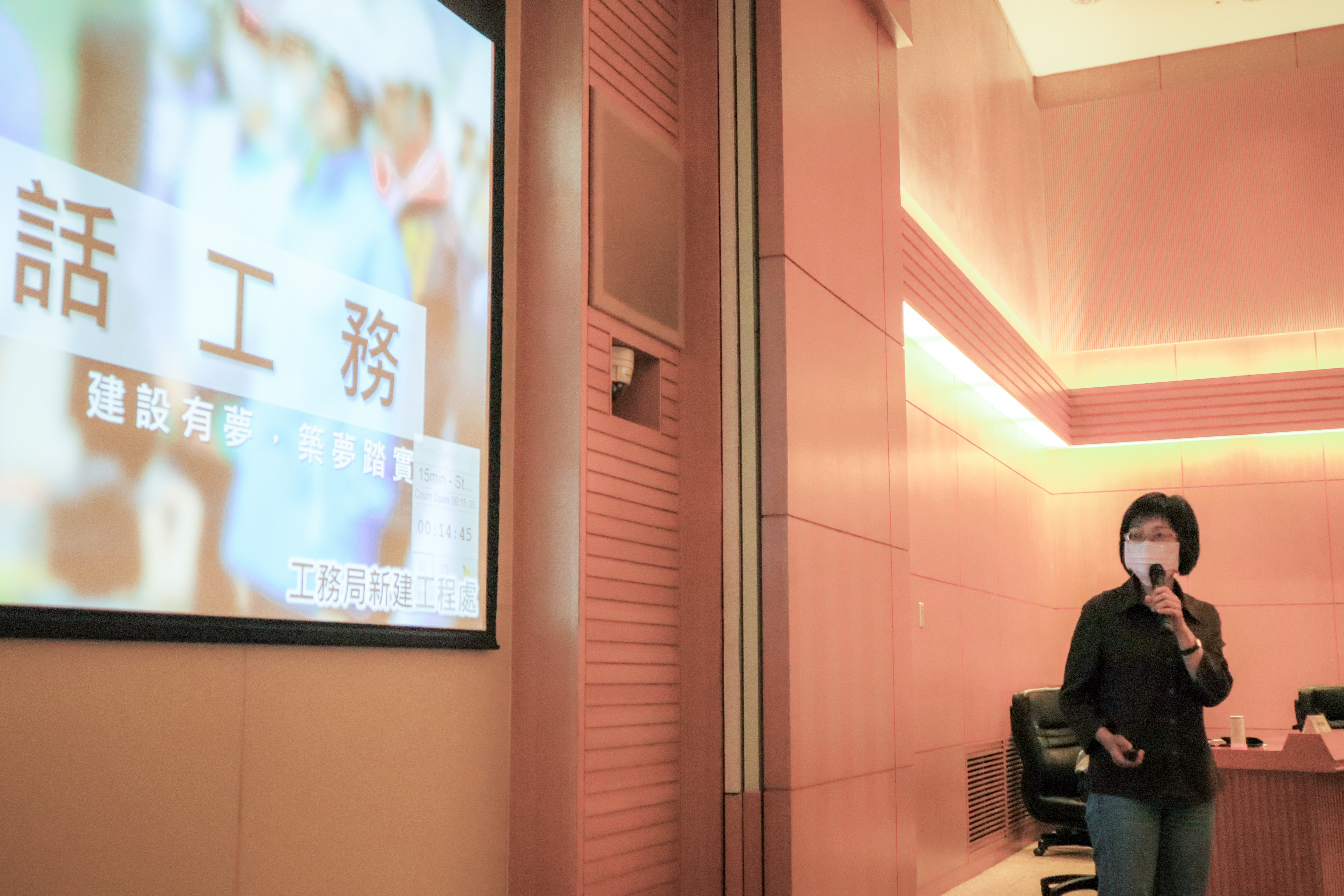 新工處長祝惠美在今天市政會議中作專題報告，說明新工處成立以來推動城市建設的成果及願景。
