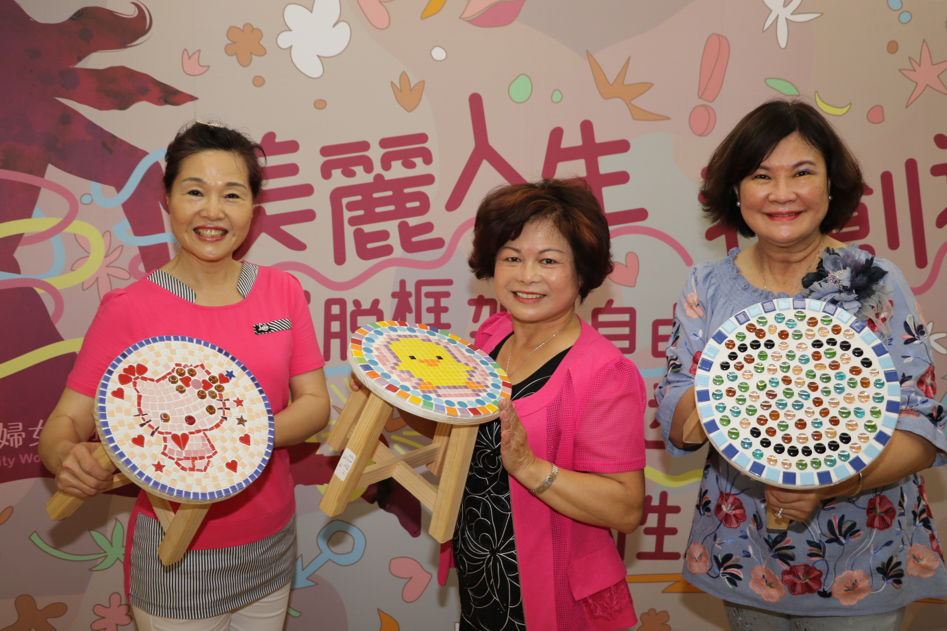 左起劉秀麗、詹汝、龔星月都各自為自己做了張椅子