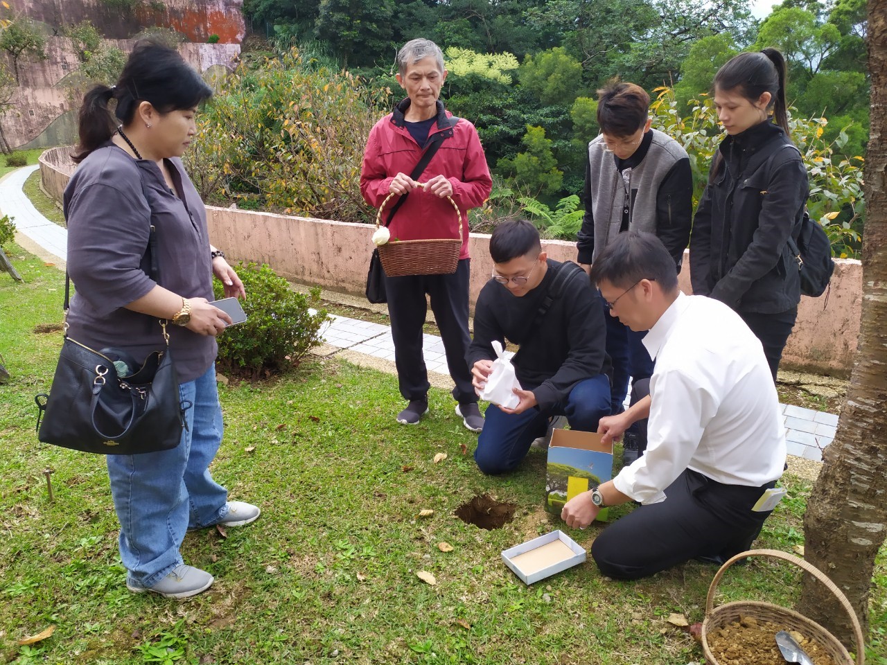 新北市首創全國推出「身後關懷計畫」，民眾可自行選擇預葬的環保葬地點，身後並由新北市府免費協助參加聯合奠祭及環保葬。圖為三芝植存