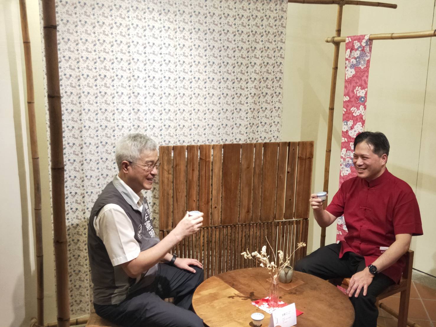 新北市吳明機副市長與桃園市李憲明副市長於木藝展合影