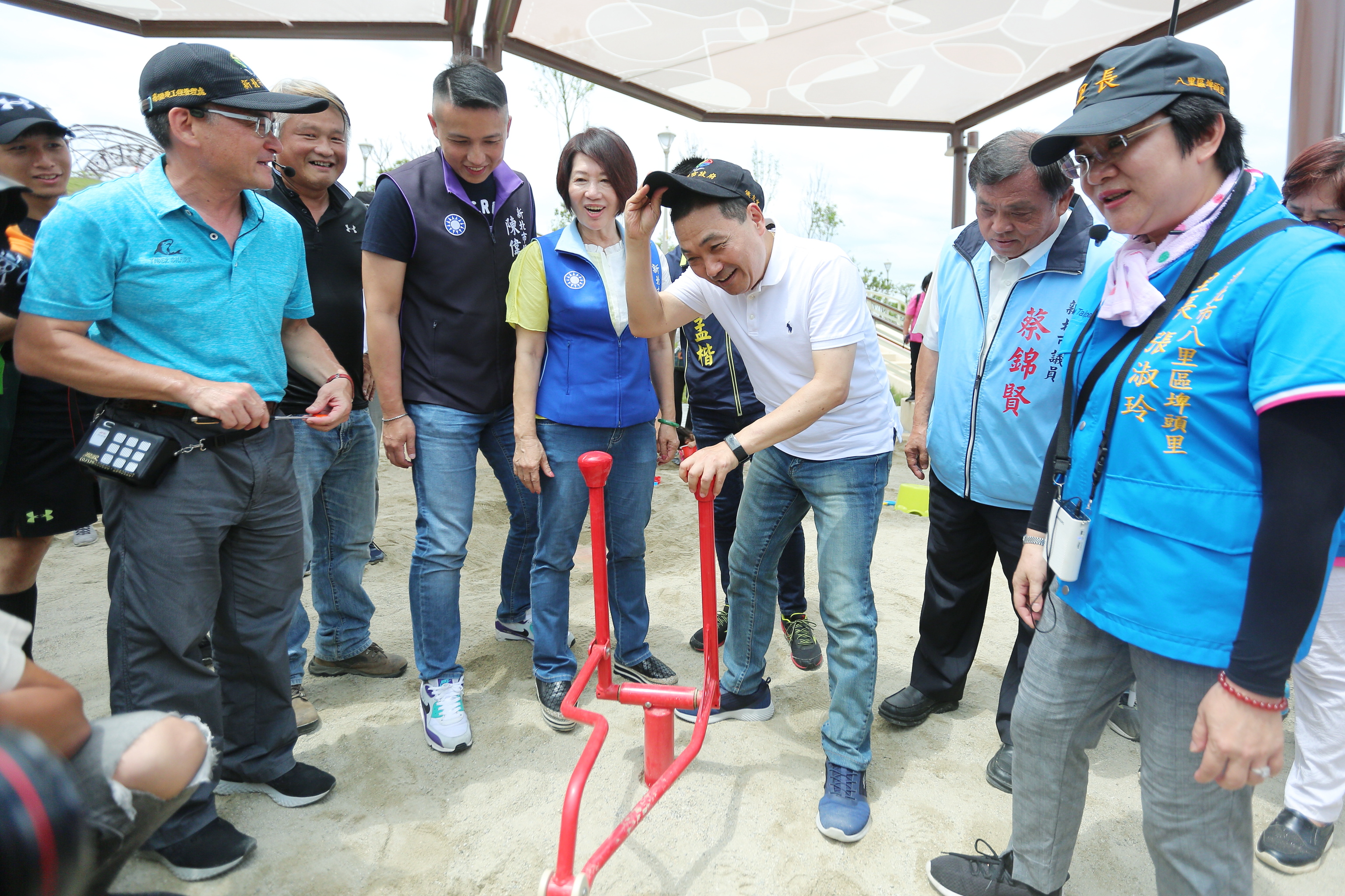 侯友宜體驗八里十三行文化公園兒童遊戲場挖土機。
