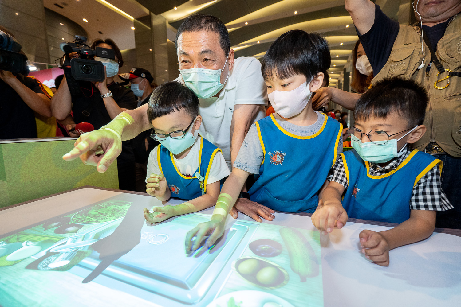 市長侯友宜與小朋友共同搶鮮體驗特展內AR互動科技模擬烹煮食材，結合視覺及觸覺體驗更多好市生活。