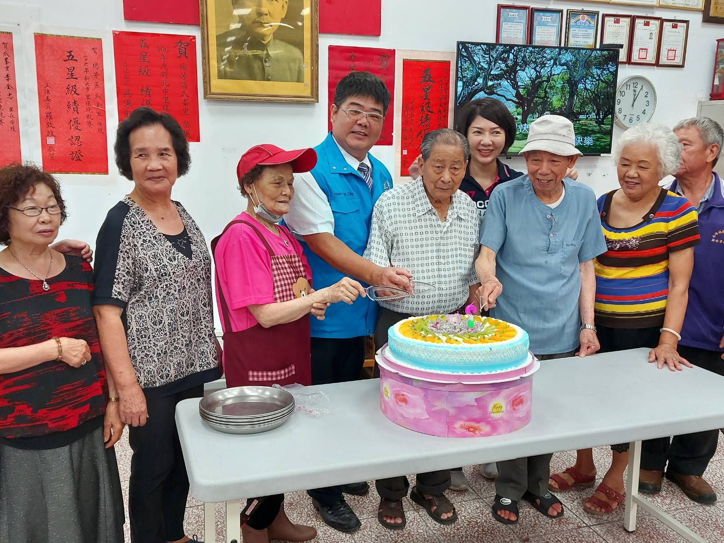 瑞芳區爪峰里長簡明慧（中間藍背心）簡明慧致力推展老人共餐，更每月舉辦慶生會，除向當月壽星表達祝賀，也希望藉由共餐關懷長者日常生活及身心狀況。