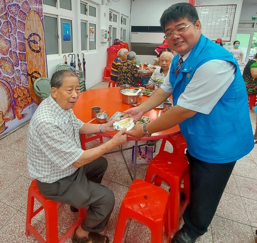瑞芳區爪峰里長簡明慧與年紀最長高齡89歲的游阿東阿公（坐著），一起過生日。