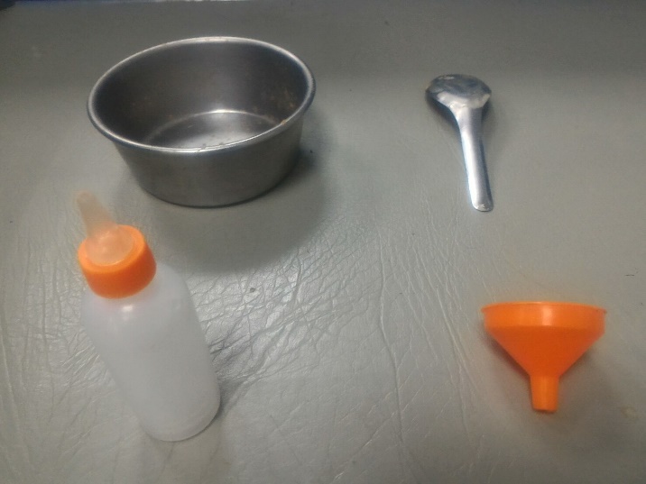 餵飼哺乳類幼齡動物常用的哺乳工具。