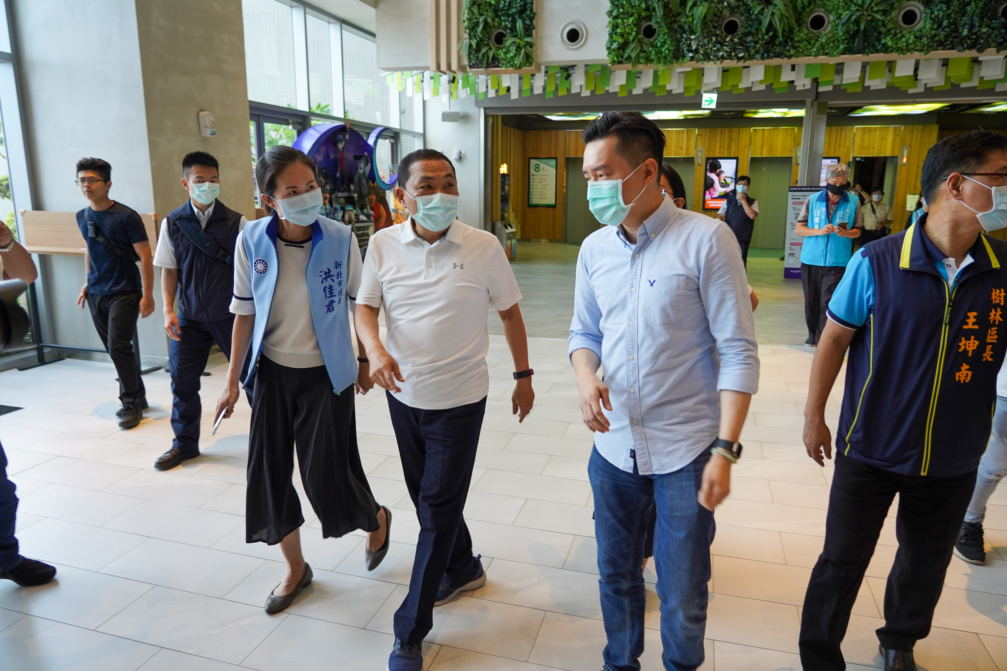 新北市長侯友宜訪視秀泰影城，聽取業者在振興經濟上的建議。