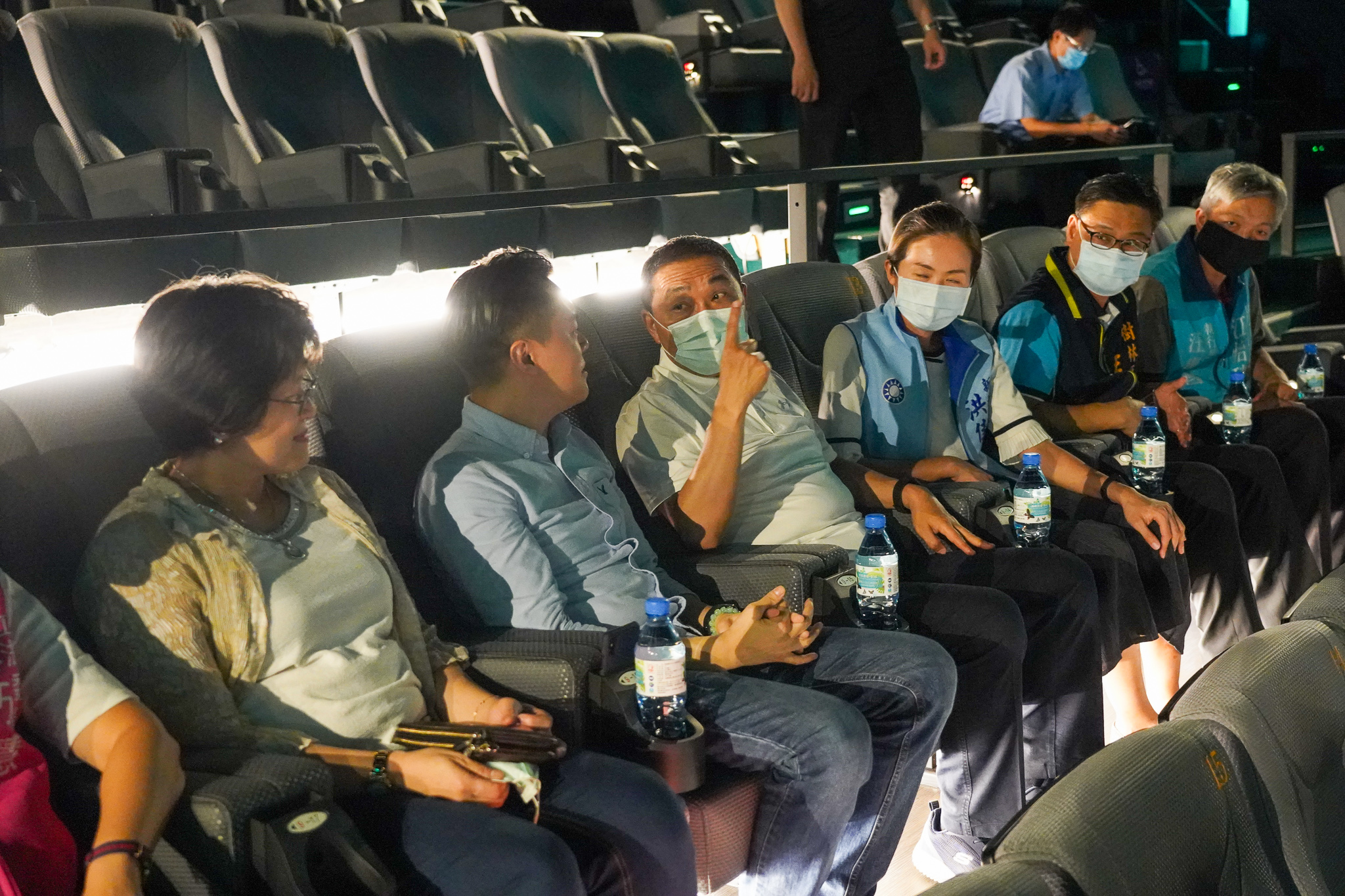 新北市長侯友宜訪視樹林秀泰影城，關懷影視業者在疫情後復甦狀況。(左二起：秀泰影城廖偉銘總經理、新北市長侯友宜)