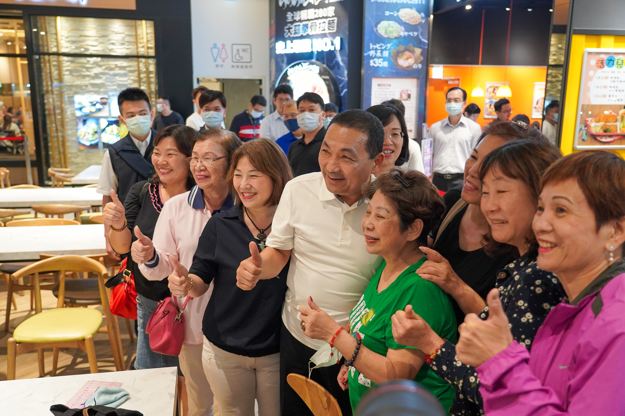 新北市長侯友宜至秀泰樹林生活館美食街，呼籲民眾多出門消費，一起推動信心經濟