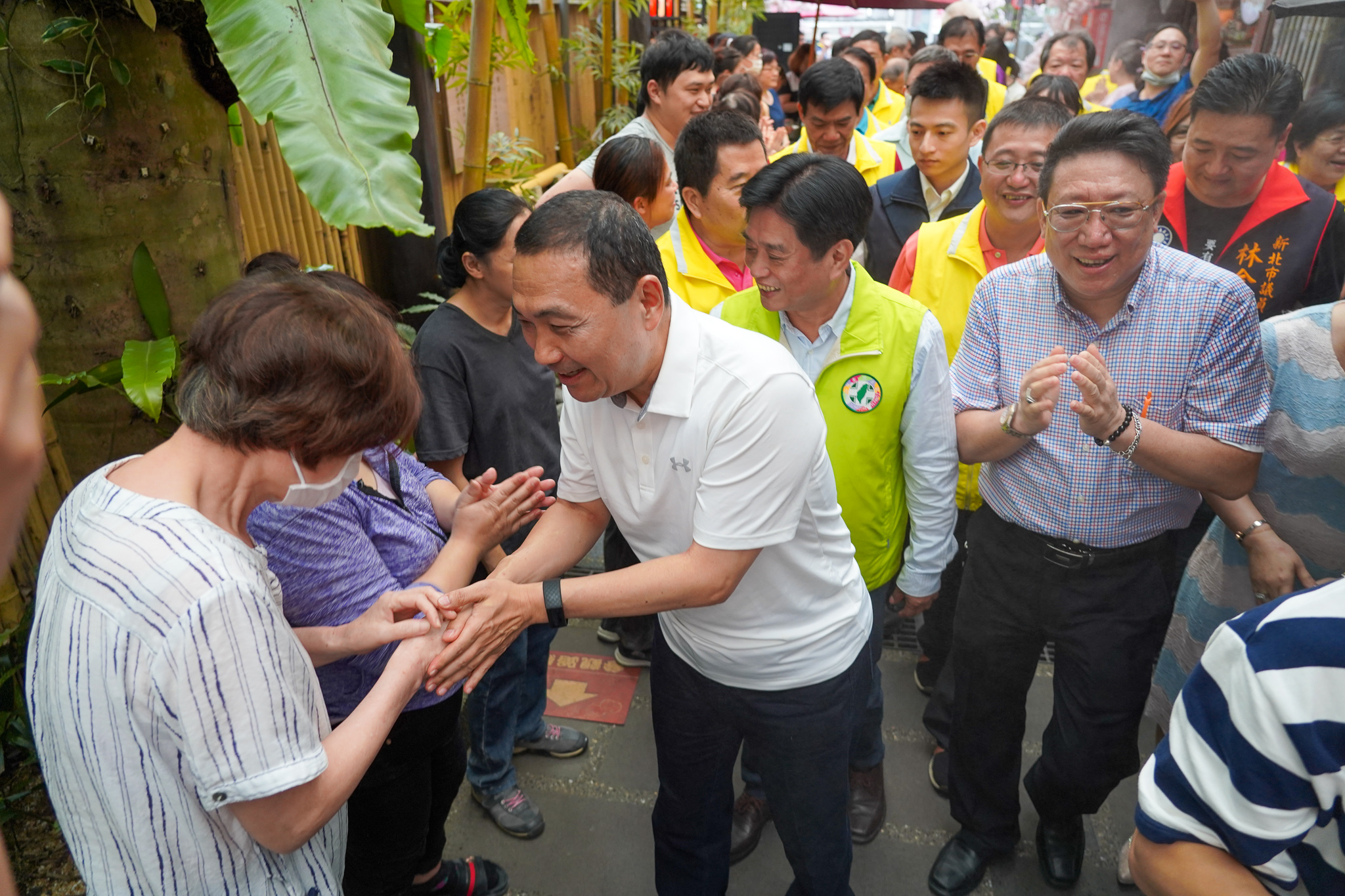 新北市長侯友宜訪視手信坊，與民眾互動，希望大家多消費促進經濟。