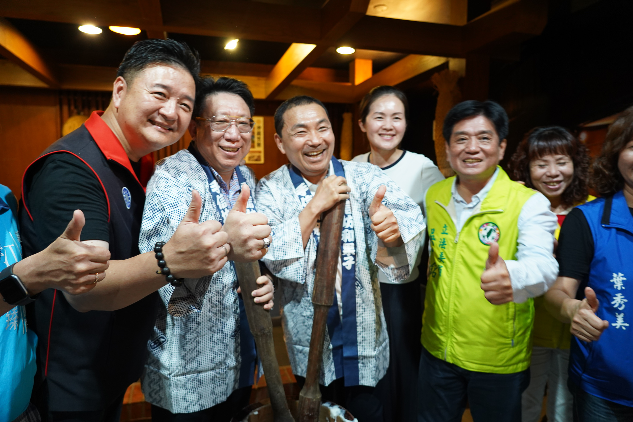 訪視手信坊合影(左2起：三叔公食品陳世洋董事長、新北市長侯友宜)