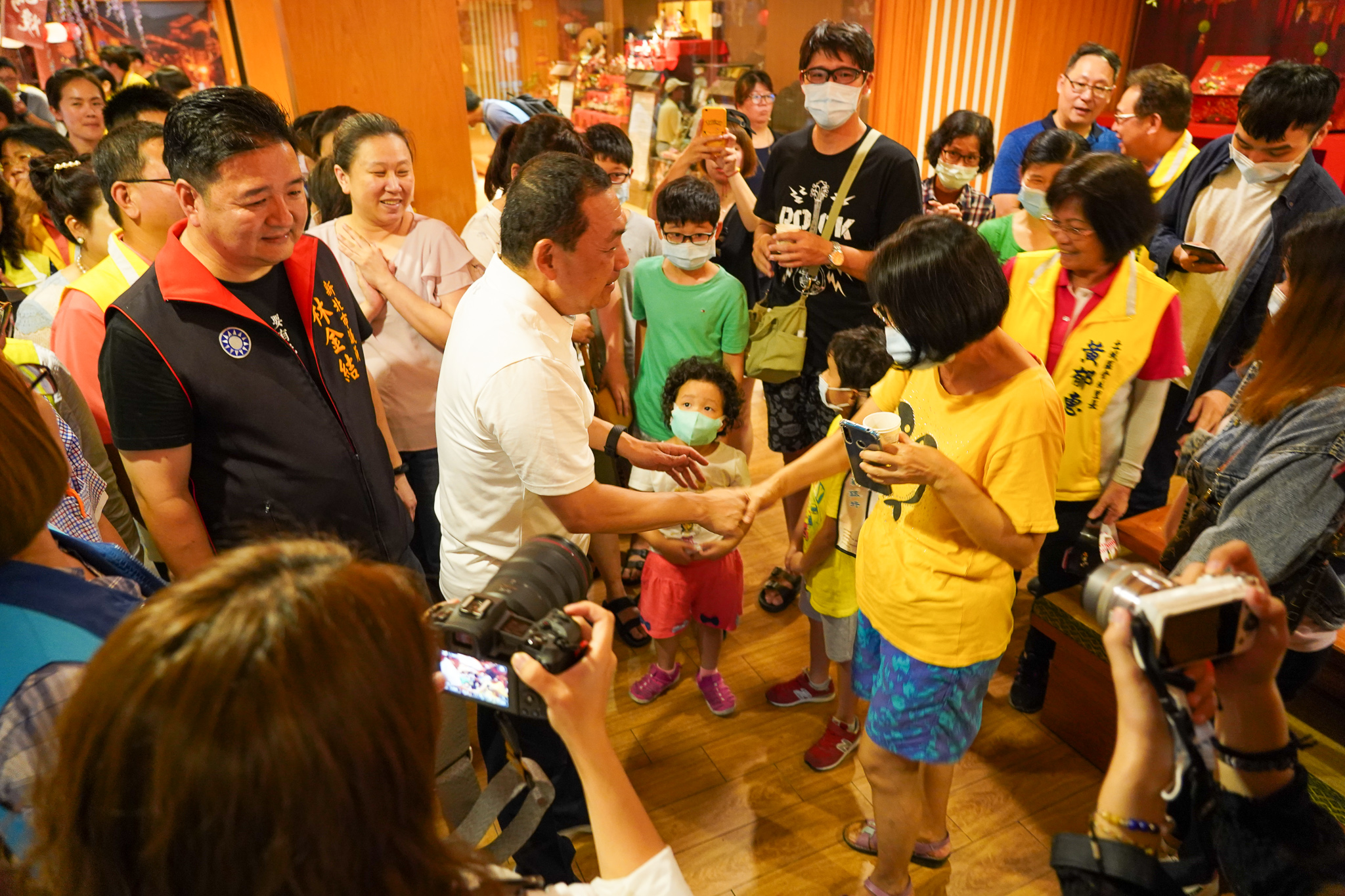 侯市長訪視土城手信坊賣場，與民眾互動，力推信心經濟
