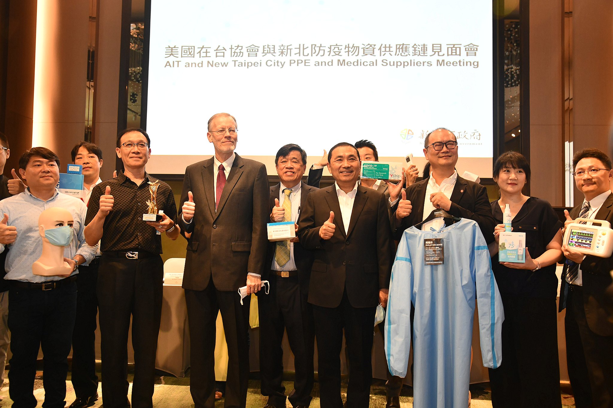 侯友宜率13間防疫供應鏈廠商 向ＡＩＴ展現新北製造力