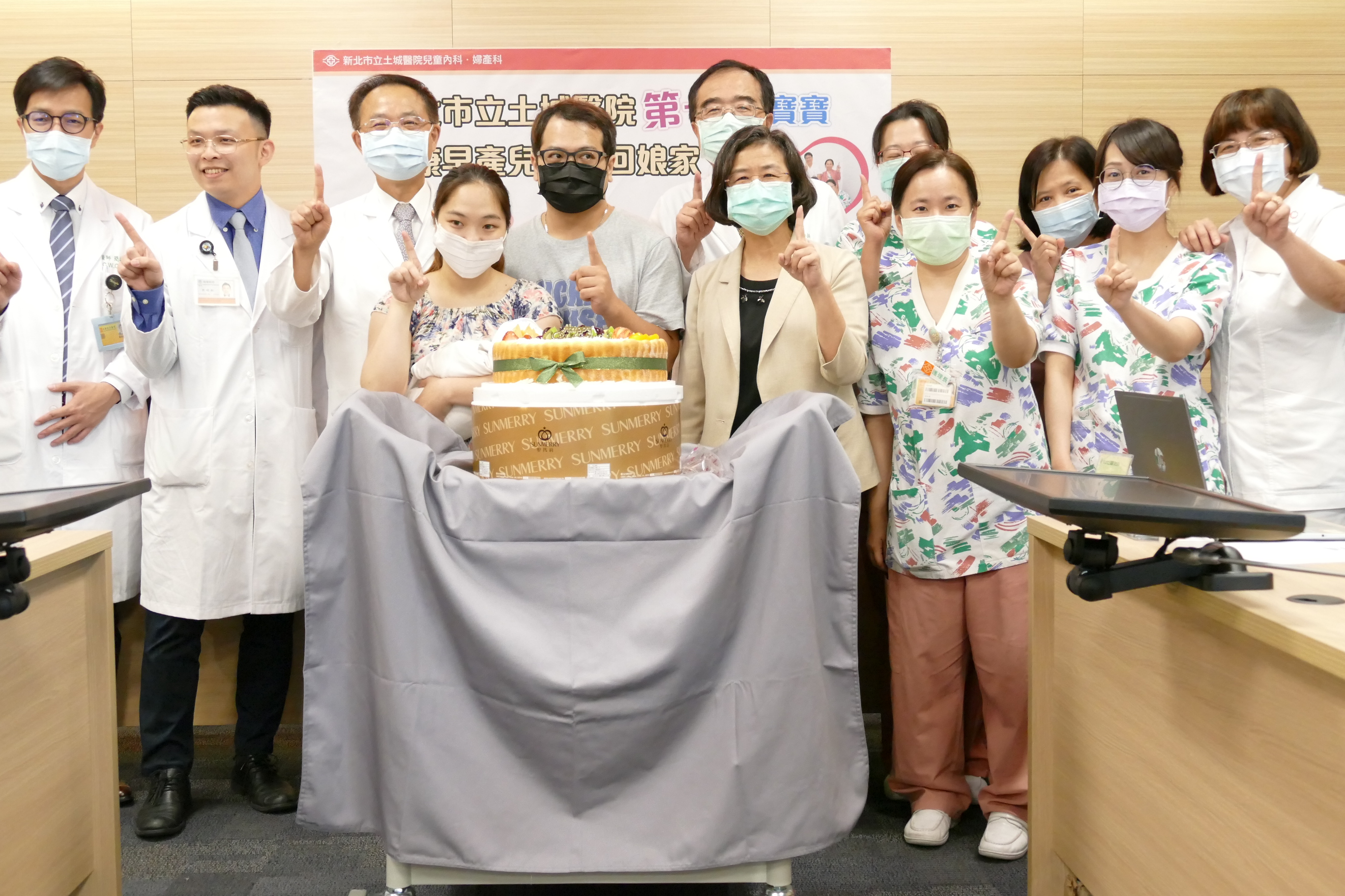 陳潤秋局長、醫院醫護團隊及早產兒家長合影