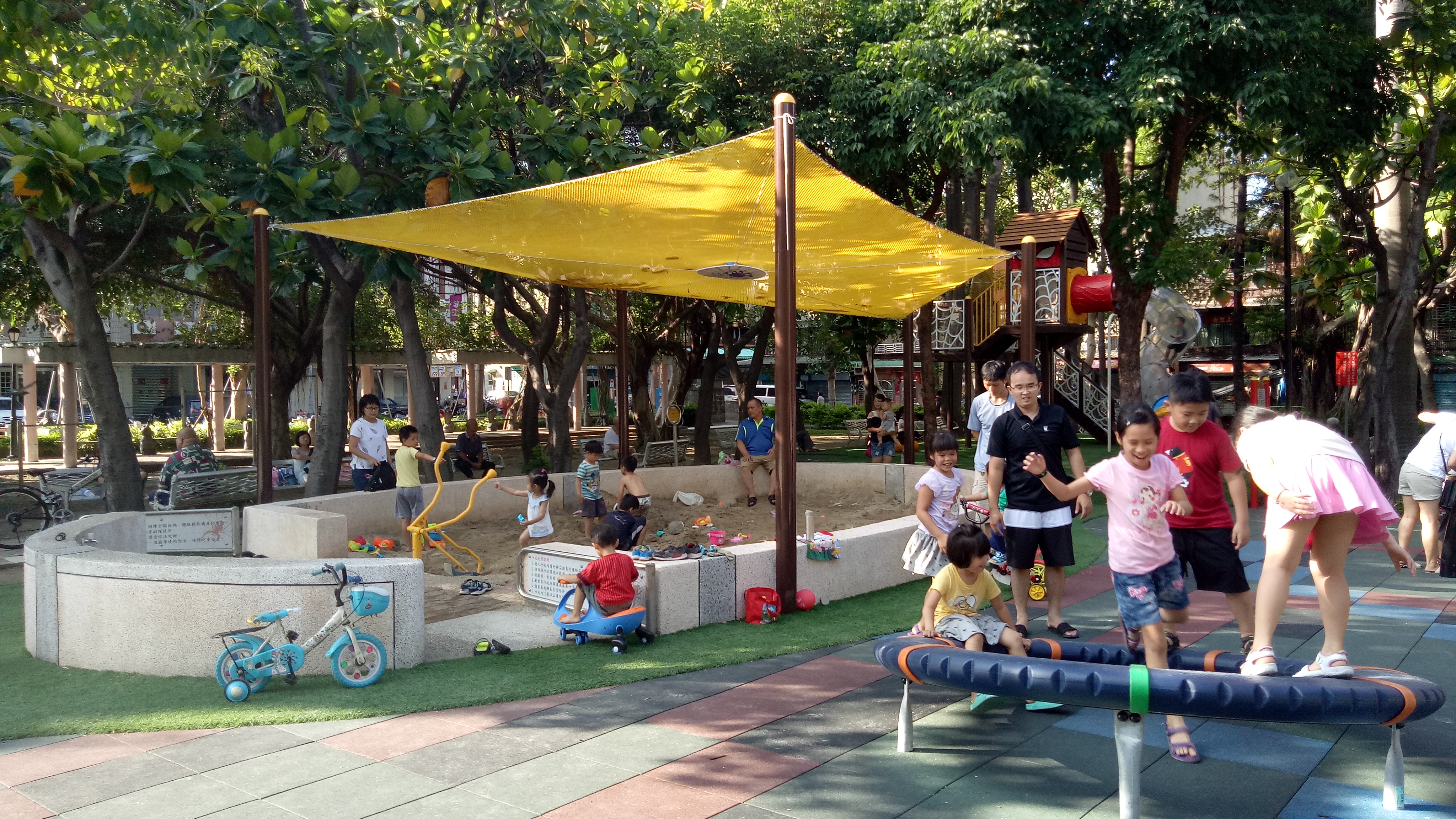 三重-六合公園-沙坑及極限飛輪。