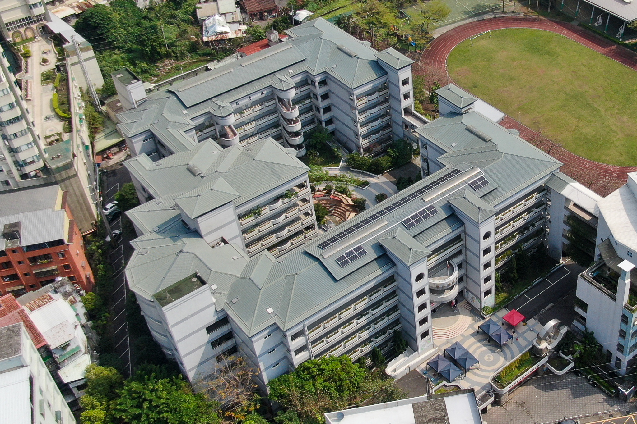 新北市府協助淡水社大於鄧公國小打造全台首座學校太陽光電公民電廠