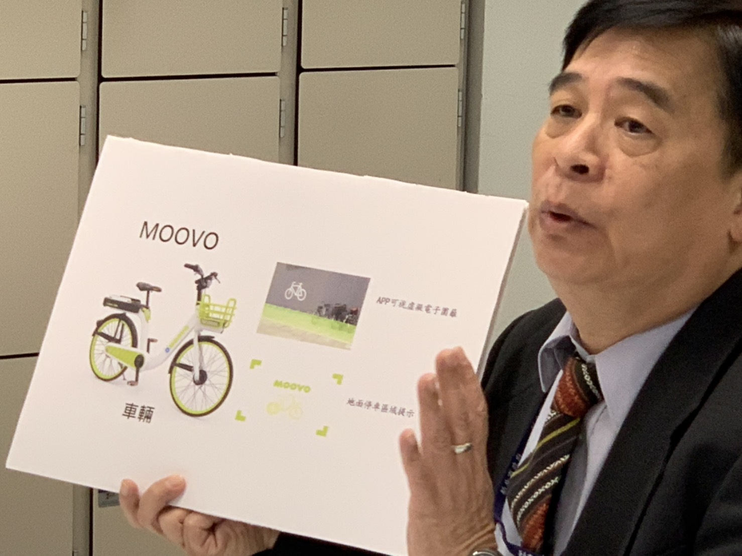 交通局長鍾鳴時表示，YouBike不會停，雖然YouBike1.0與2.0系統不相容，為讓市民朋友使用權利不受影響，雙北會持續研商對策