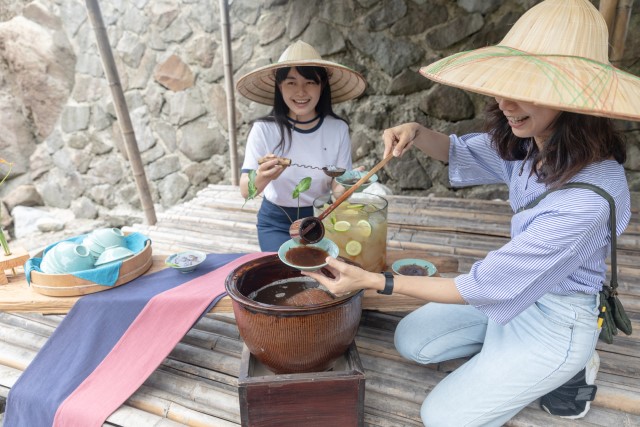與朋友們一起享受海邊茶席、溯溪或戶外瑜珈，在水金九聆聽山林、海洋、溪流的聲音