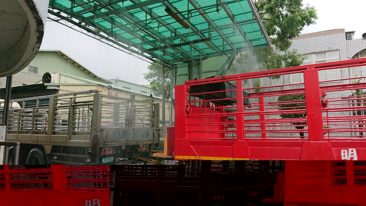 運豬車出場區，大門上方噴灑消毒藥