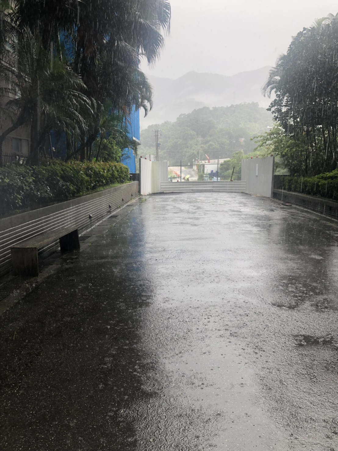 被三圓建設公司做容積移轉的汐止區活力Double社區兩棟建築物間計畫道路