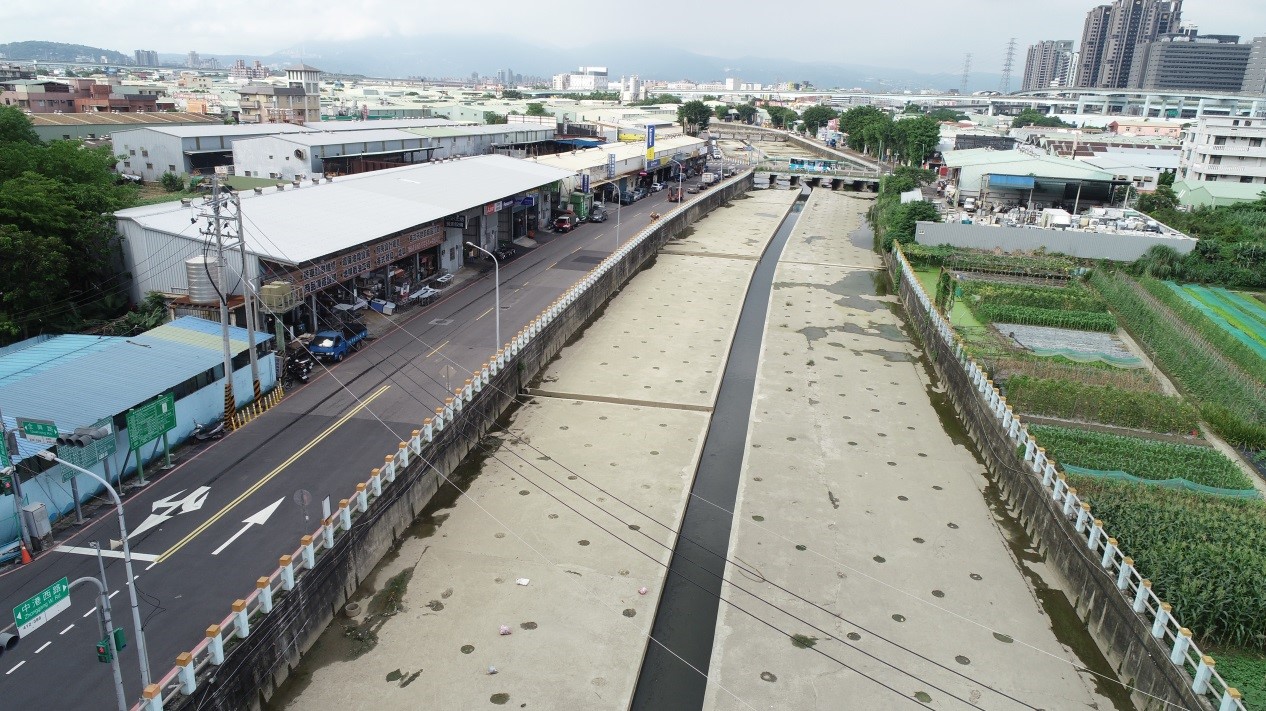 子母溝工程完工後讓渠道內水流經匯集於子溝內提高流速，有效降低帶來的惡臭問題