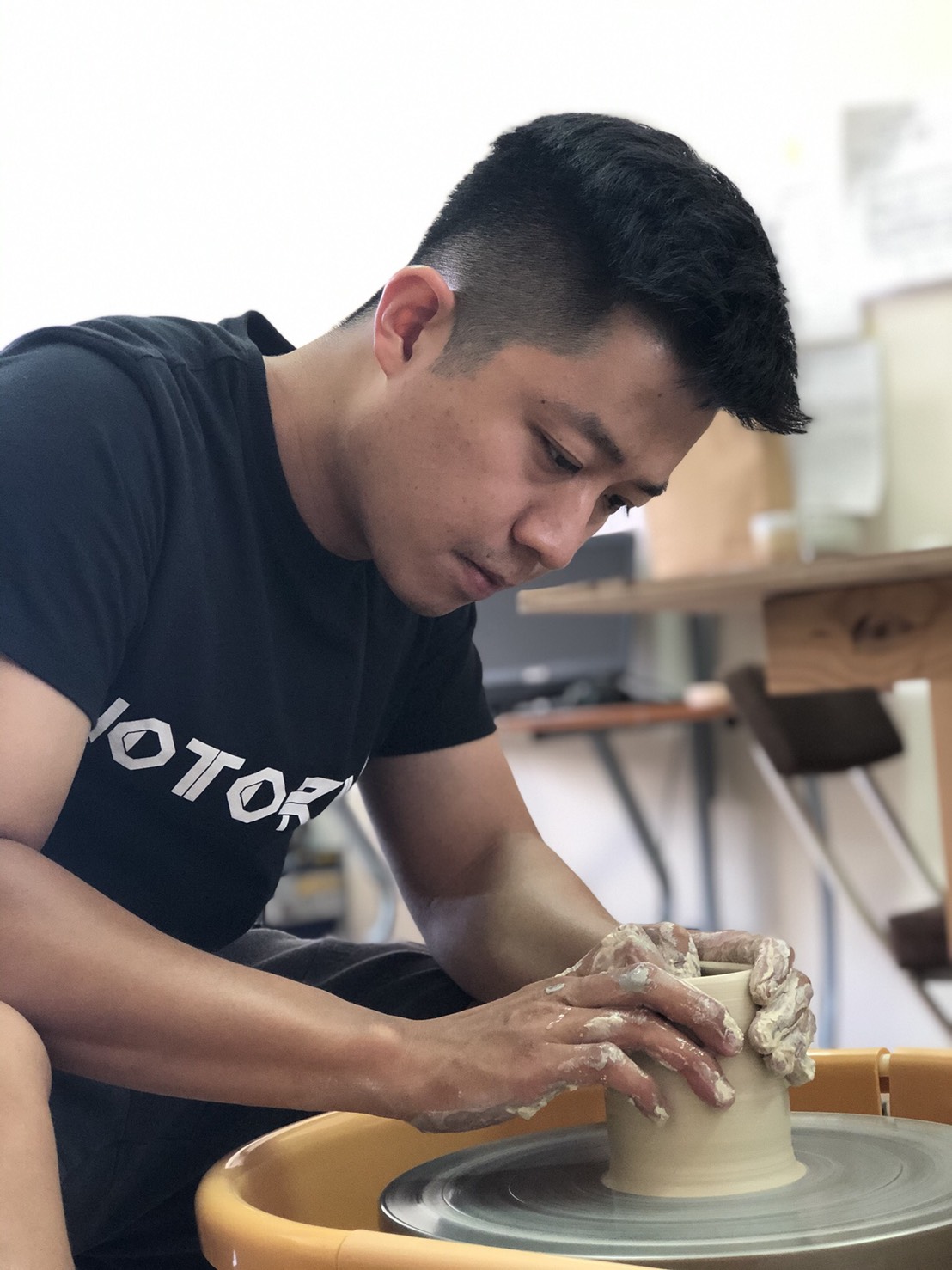 圖說1︰在講師傳授手拉坯秘技後，小朋友1人1機親自體驗手拉坯的趣味，將於鍛鍊營中完成2件作品。