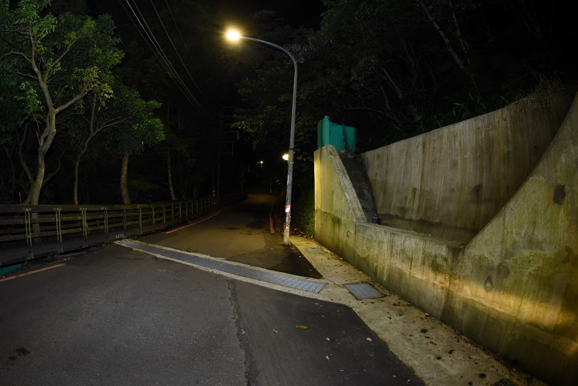圖1、改善的擋土牆與截水溝是為了讓動物們安全通過馬路至另一側森林